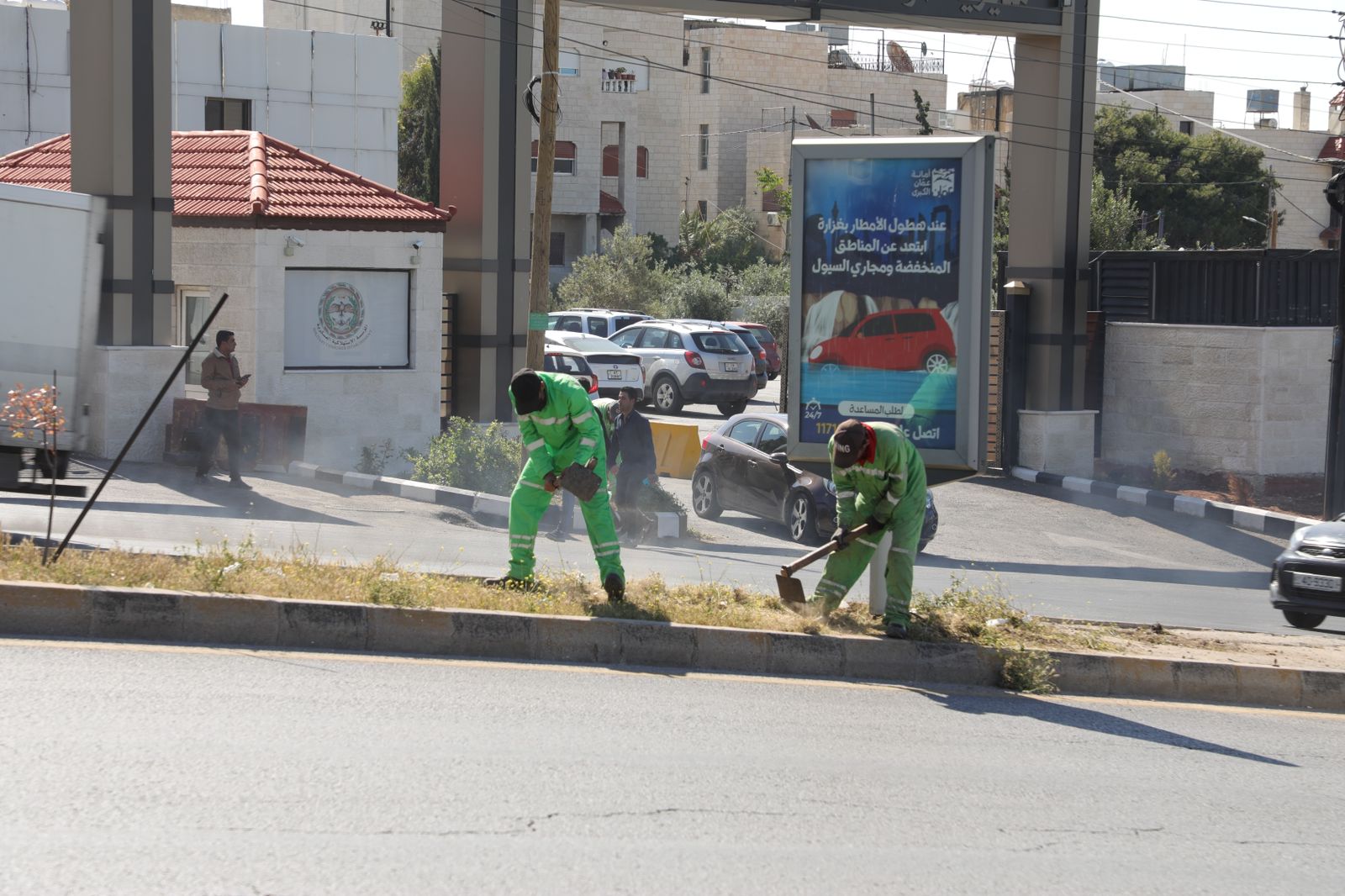 عمال الوطن يزيلون أعشاب الربيع الجافة منعا لنشوب الحرائق