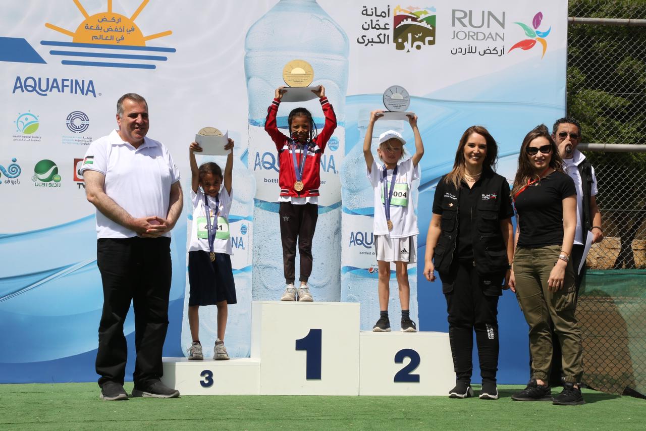 تتويج الفائزين بسباق أكوافينا ألترا ماراثون البحر الميت