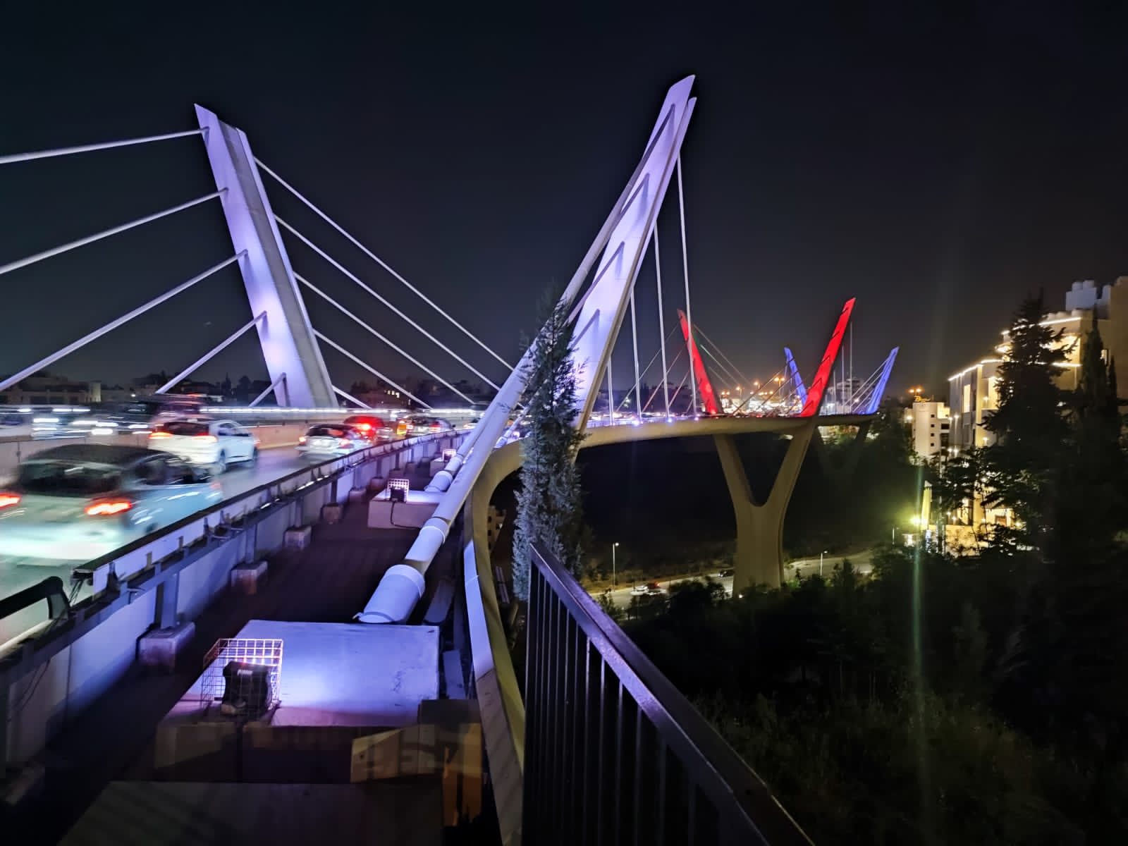 إضاءة جسر عبدون بألوان العلم البريطاني بمناسبة تتويج الملك تشارلز الثالث