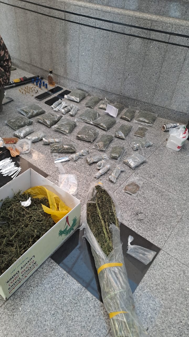 الجمارك: ضبط مركبة بداخلها مخدرات وسلاحان ناريان