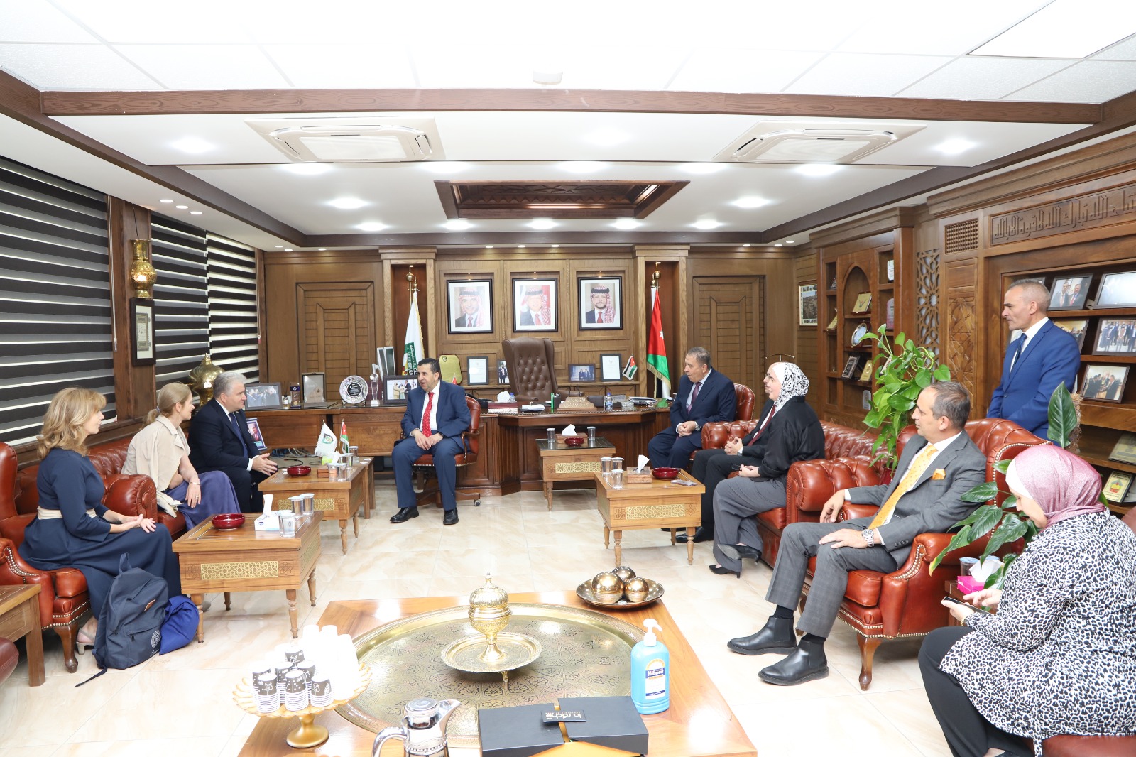 بحث التعاون بين جامعتي البلقاء التطبيقية و اورادا الرومانية