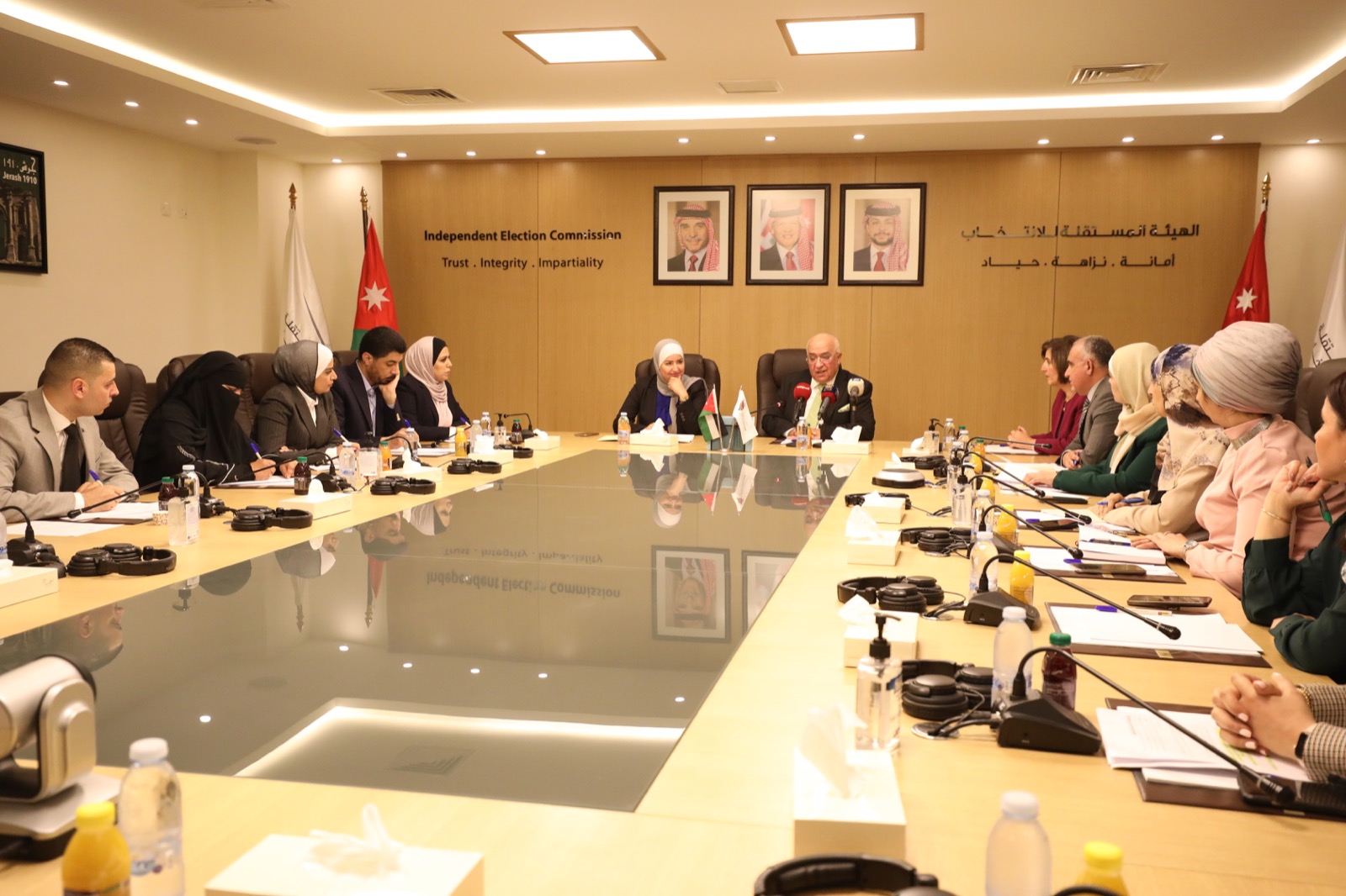 المعايطة يلتقي لجنة المرأة وشؤون الأسرة النيابية