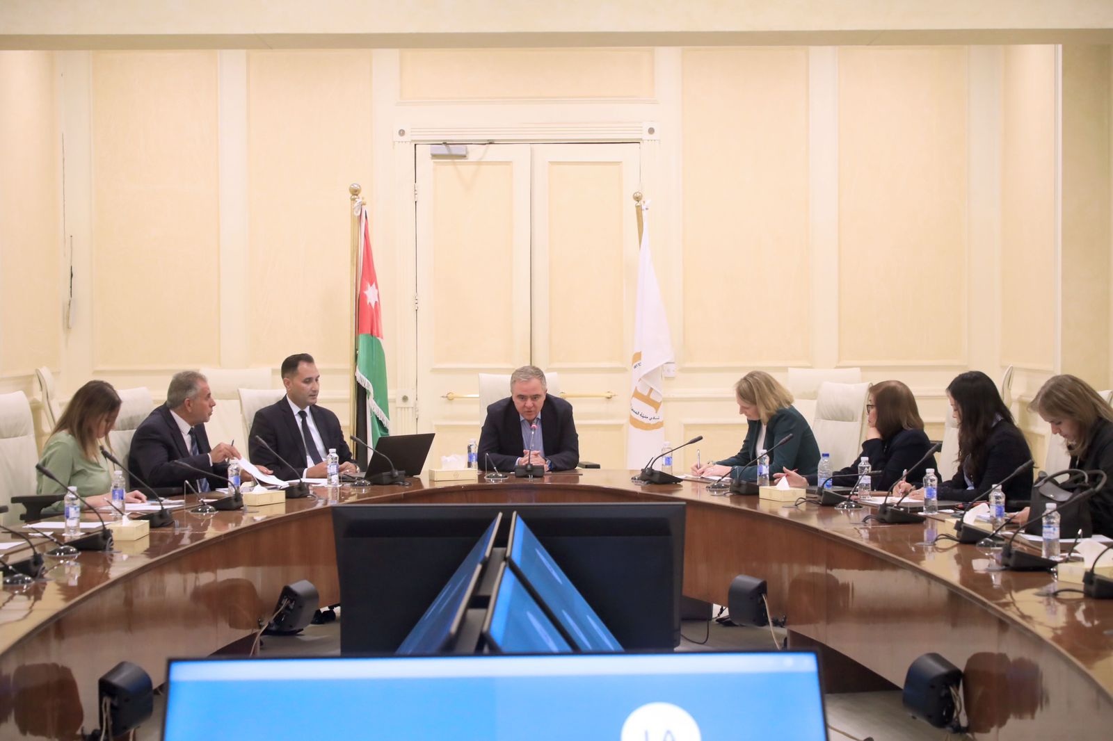 النابلسي يطلع على مخرجات مشروع"الخدمات الاجتماعية للشباب"