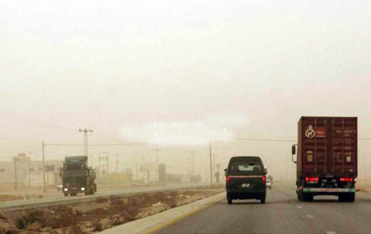 طقس حار اليوم وتحذير من انعدام الرؤية على الطرق الصحراوية
