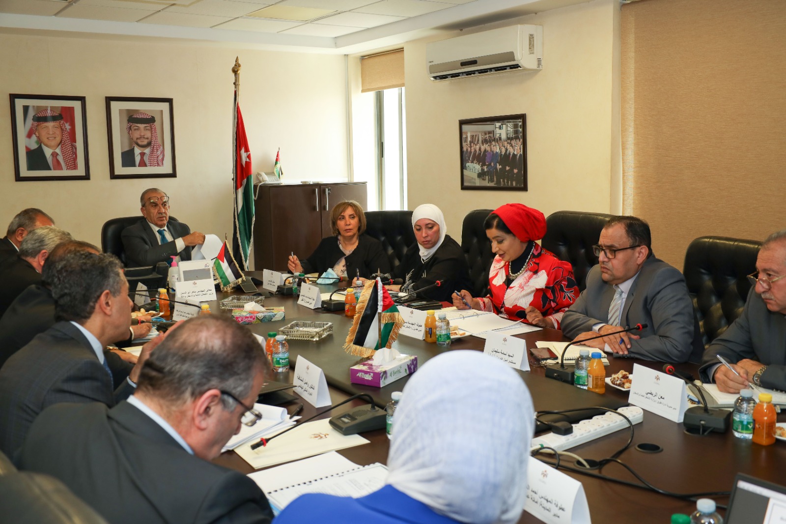 النقل تناقش تطور مشروع حافلات التردد السريع بين عمان والزرقاء