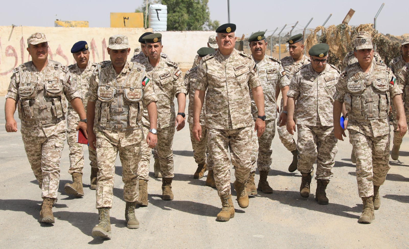 الحنيطي يزور كتيبة الحرس الملكي الآلية السادسة