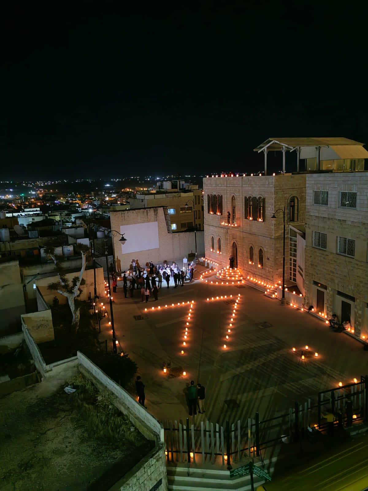 سياحة مادبا تضيء مبنى السرايا بالشموع