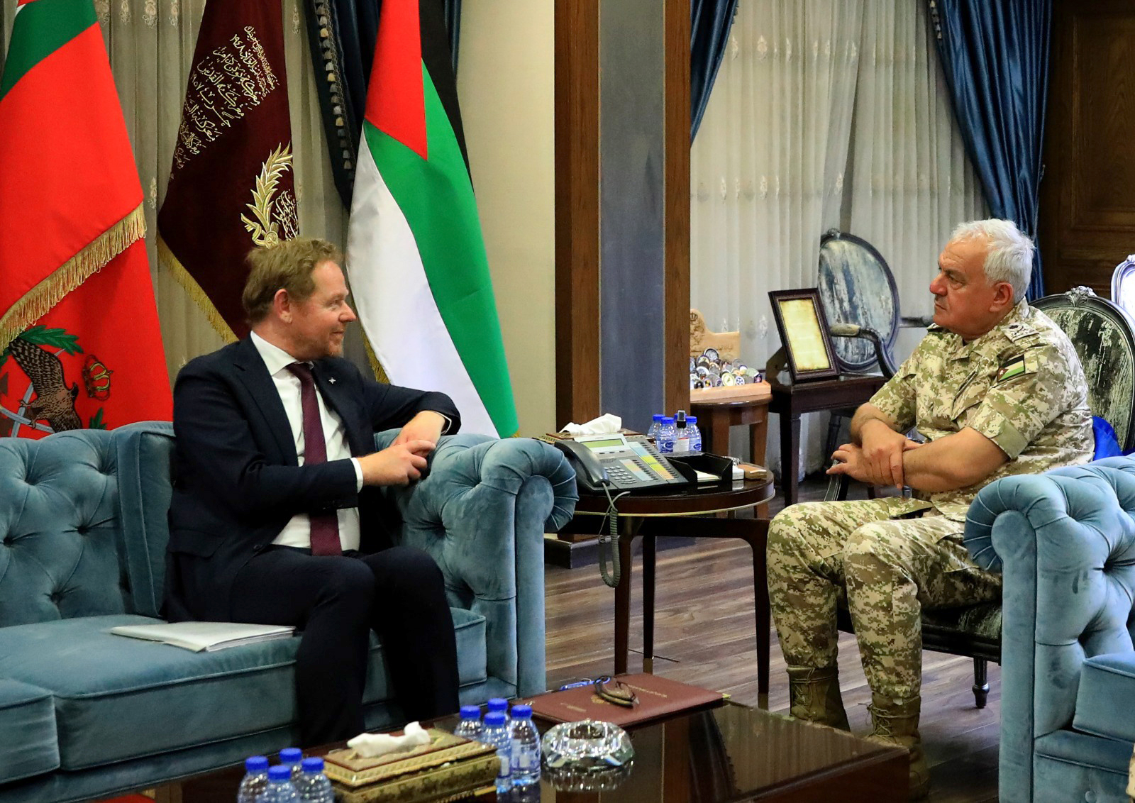 الحنيطي يلتقي مساعد الأمين العام لحلف الناتو للتحديات الأمنية الناشئة (إعادة)