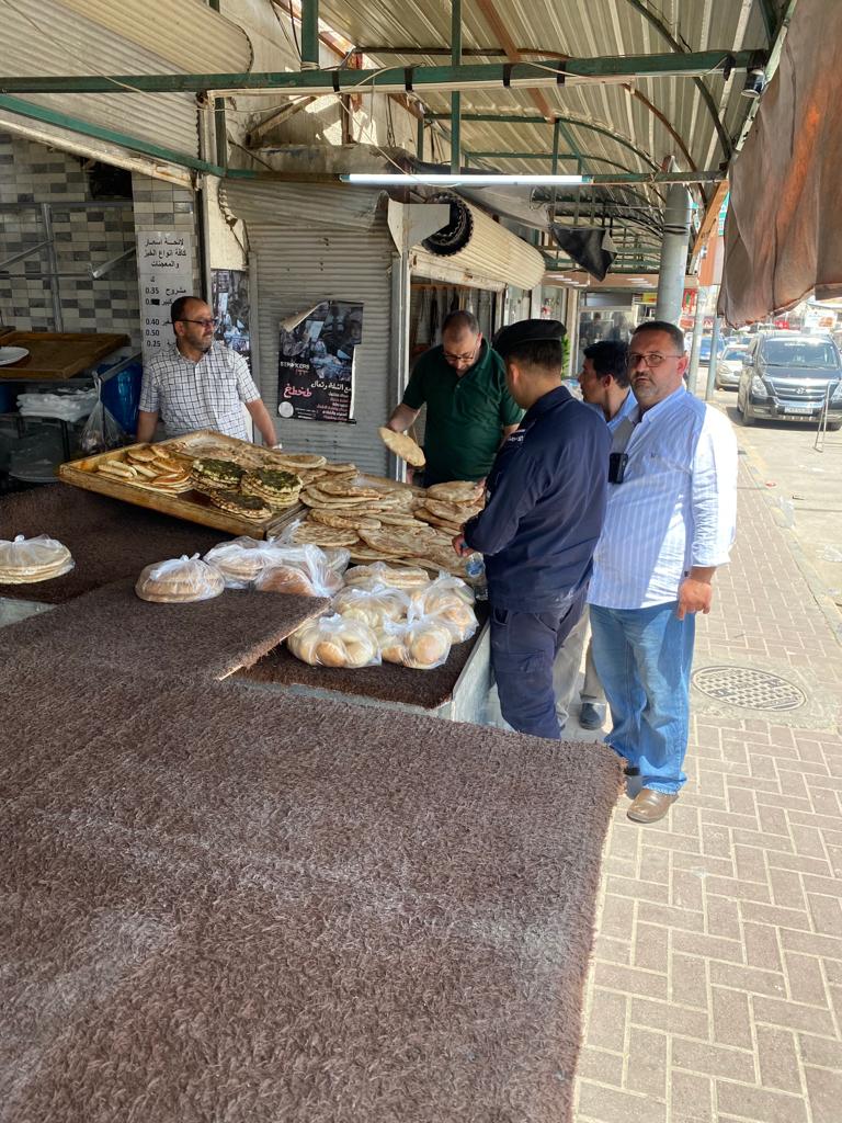 إتلاف مواد تموينية وتوقيف مطعم ومخبز عن العمل في إربد