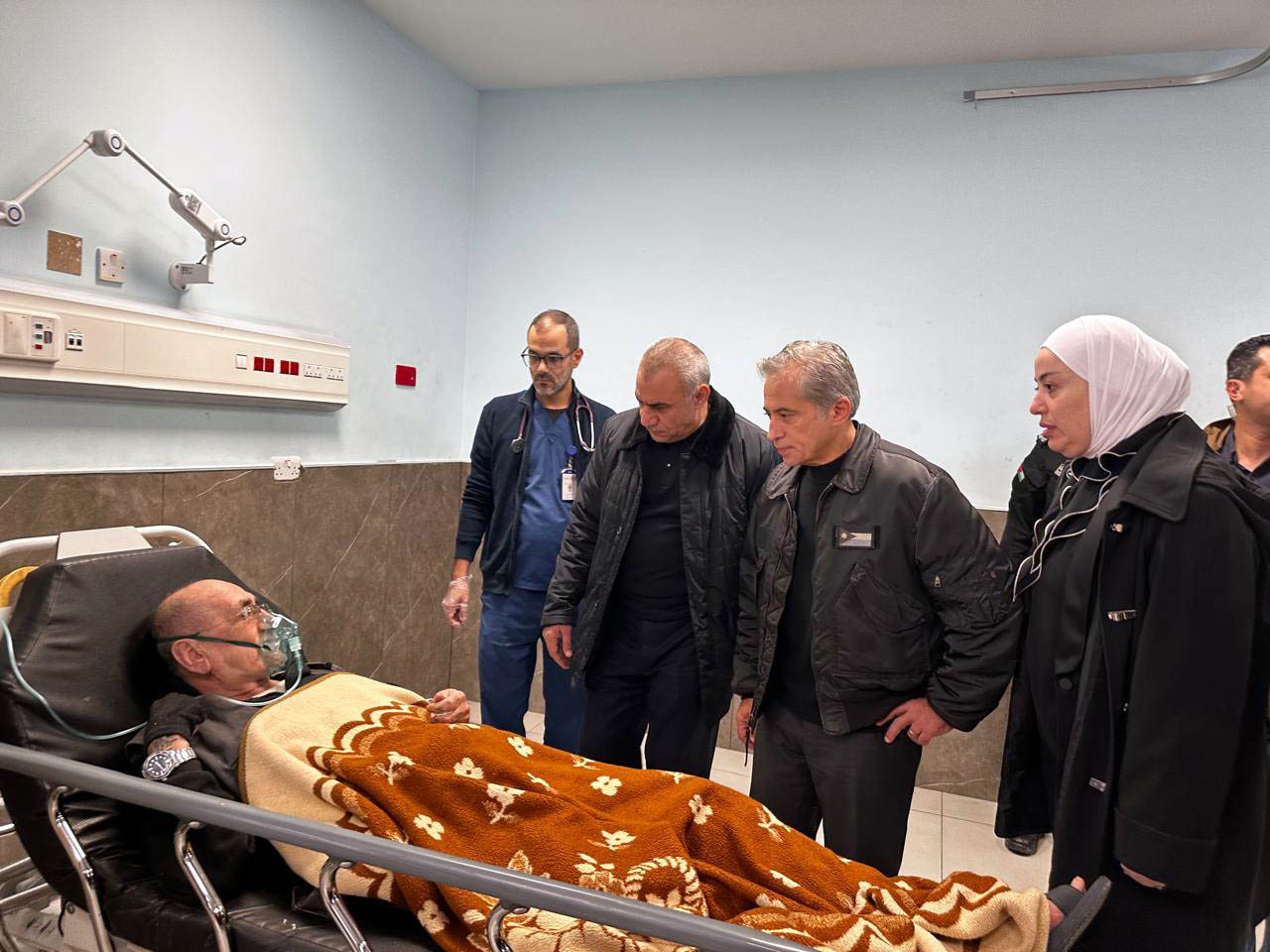 Breaking News : Prime Minister visits fire victims At White Beds Society at Al-Bashir Hospital. (Petra)