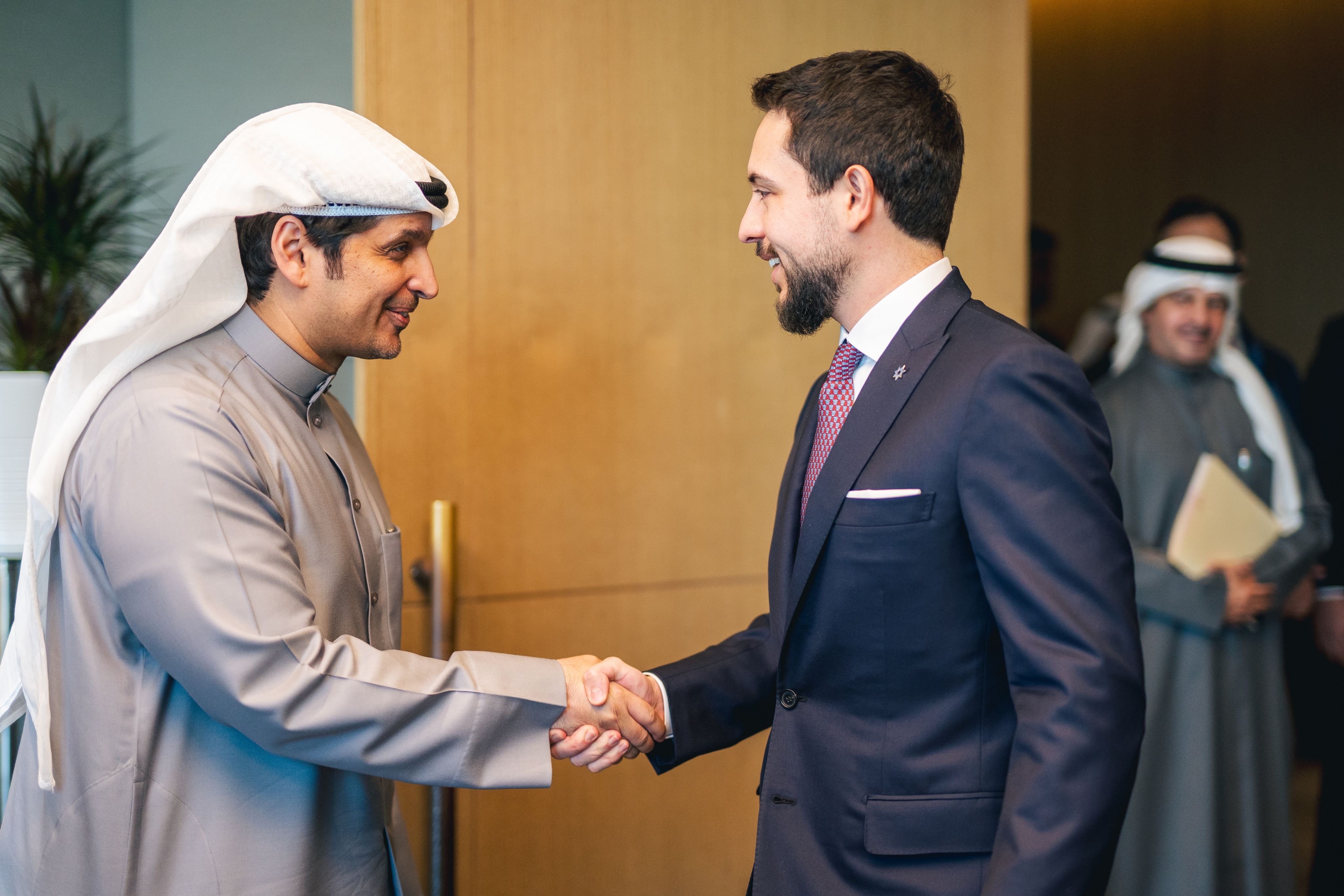 Crown Prince meets Kuwaiti media figures