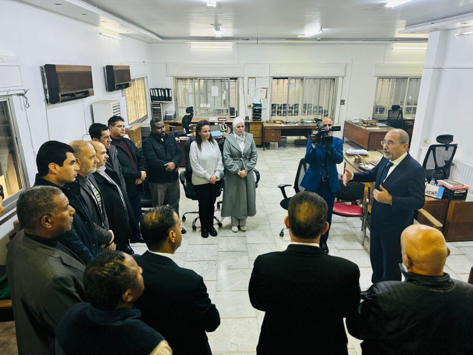 Safadi visits Jordanian embassy in Damascus