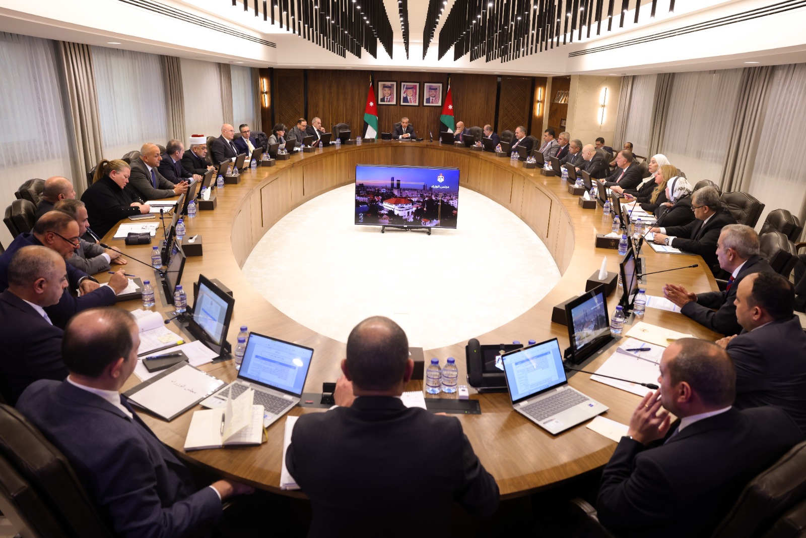 Gov't approves slew of decisions on public sector modernization