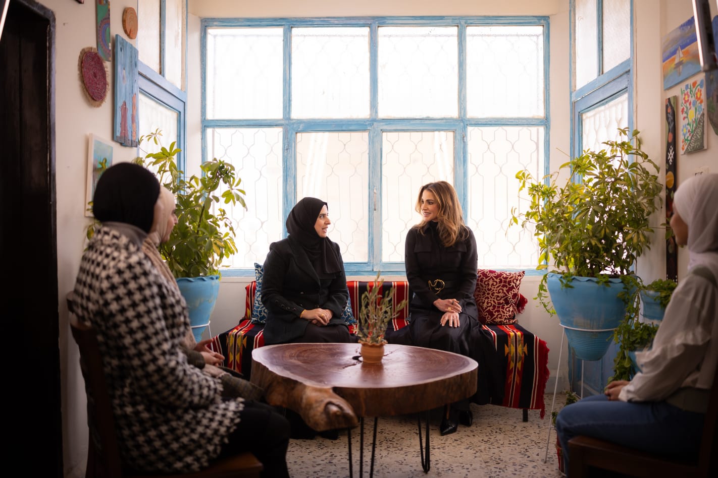 Queen visits Jerash Darb Al Noor Association; meets with local project owners