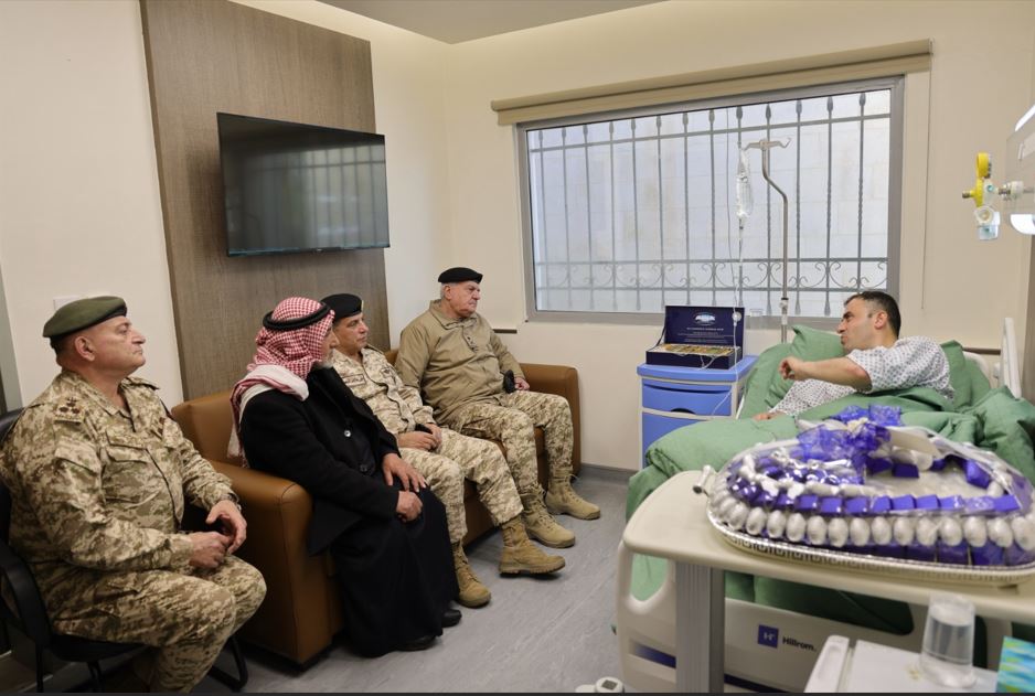 Army chief visits injured officer during armed clash on northern front