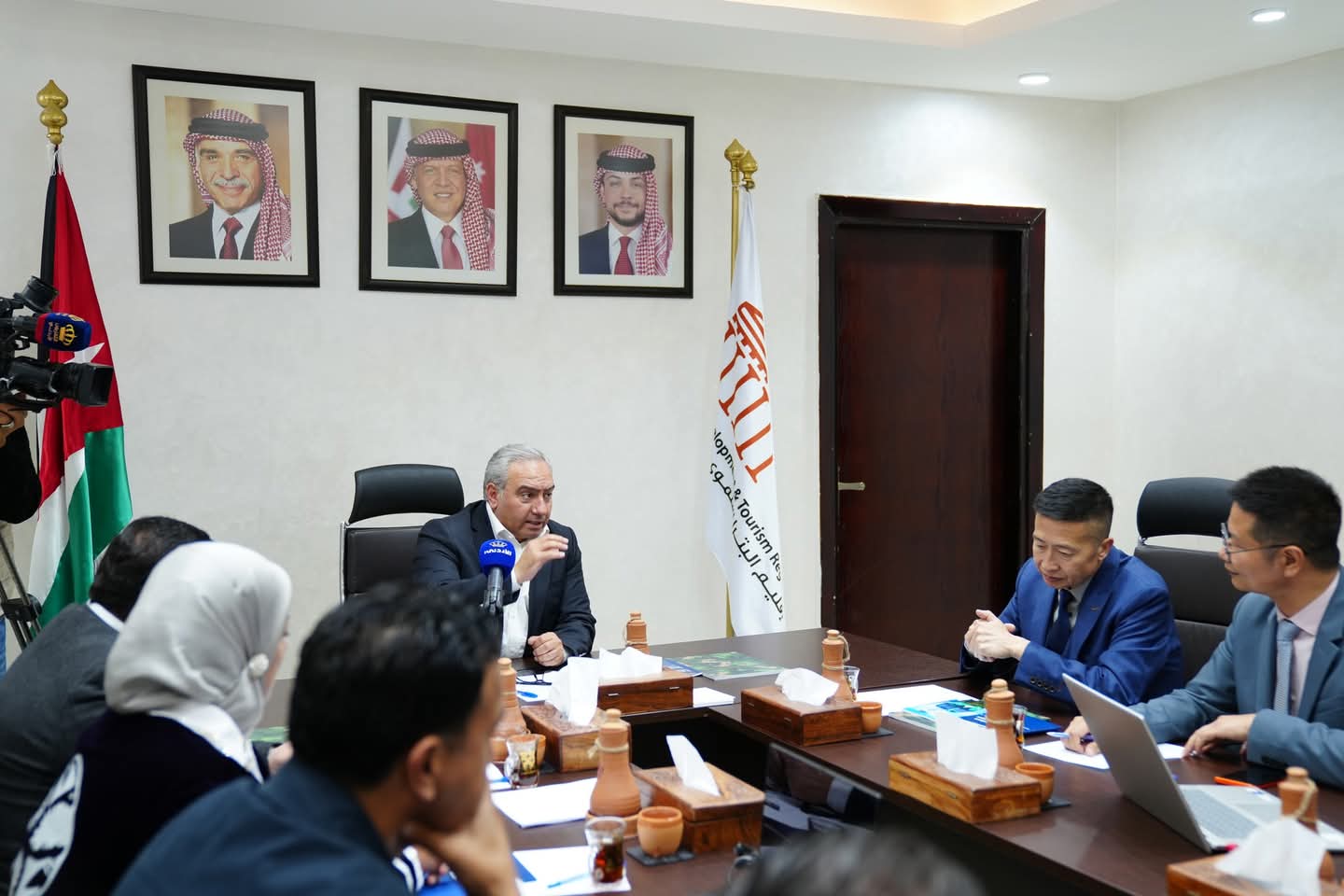 PDTRA chief meets Chinese delegation on exploring investment opportunities in Petra