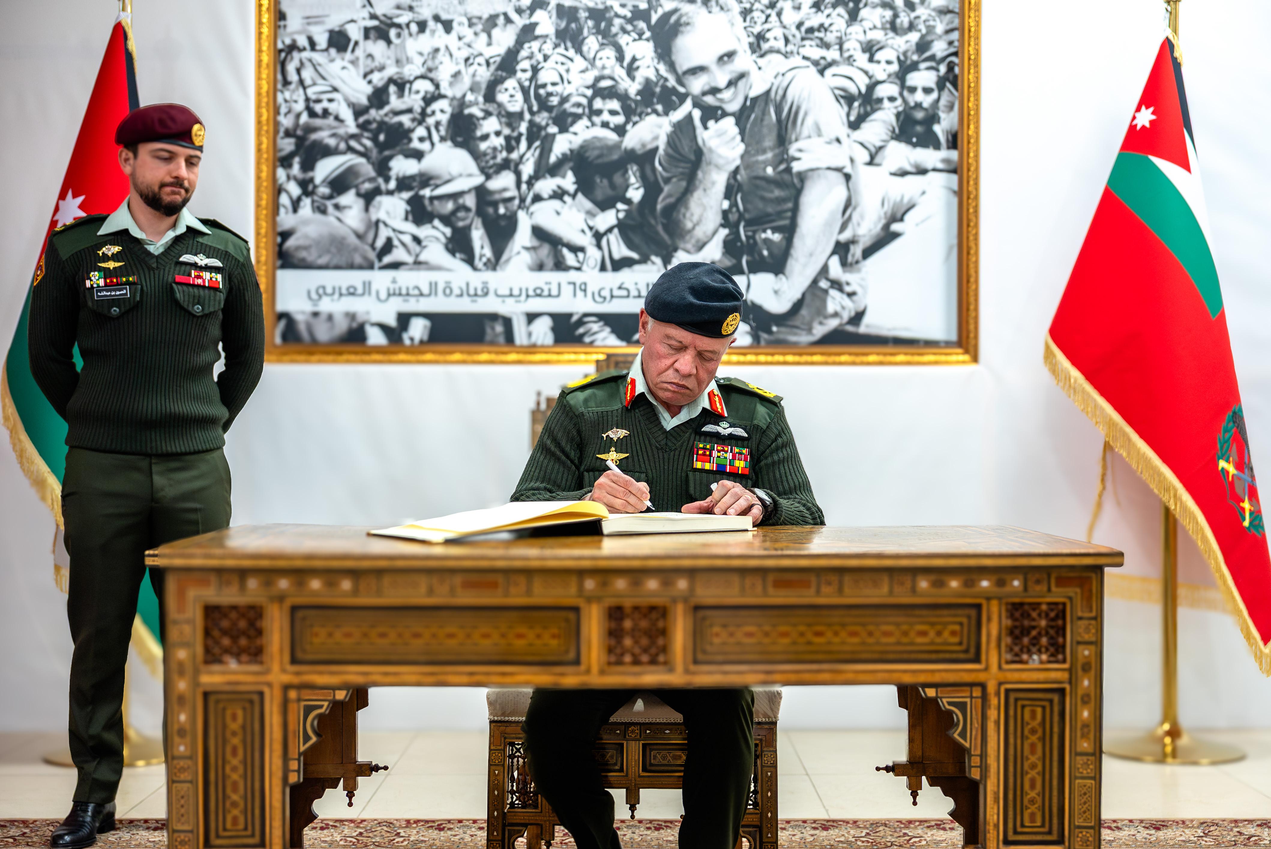 King attends iftar hosted at army command, inaugurates Military Documentation Centre