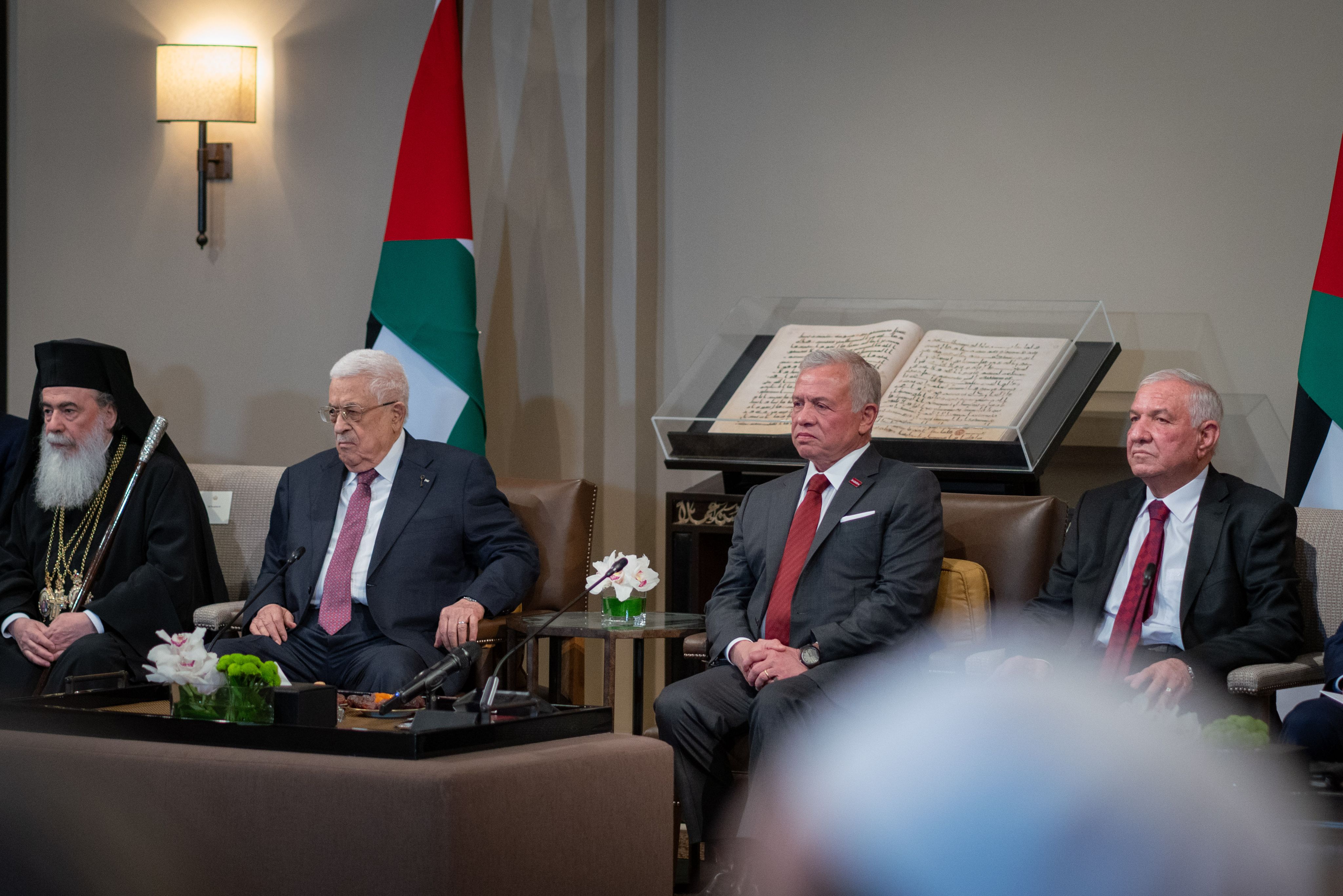 King receives Jerusalem figures, awqaf representatives, church leaders, and President Abbas