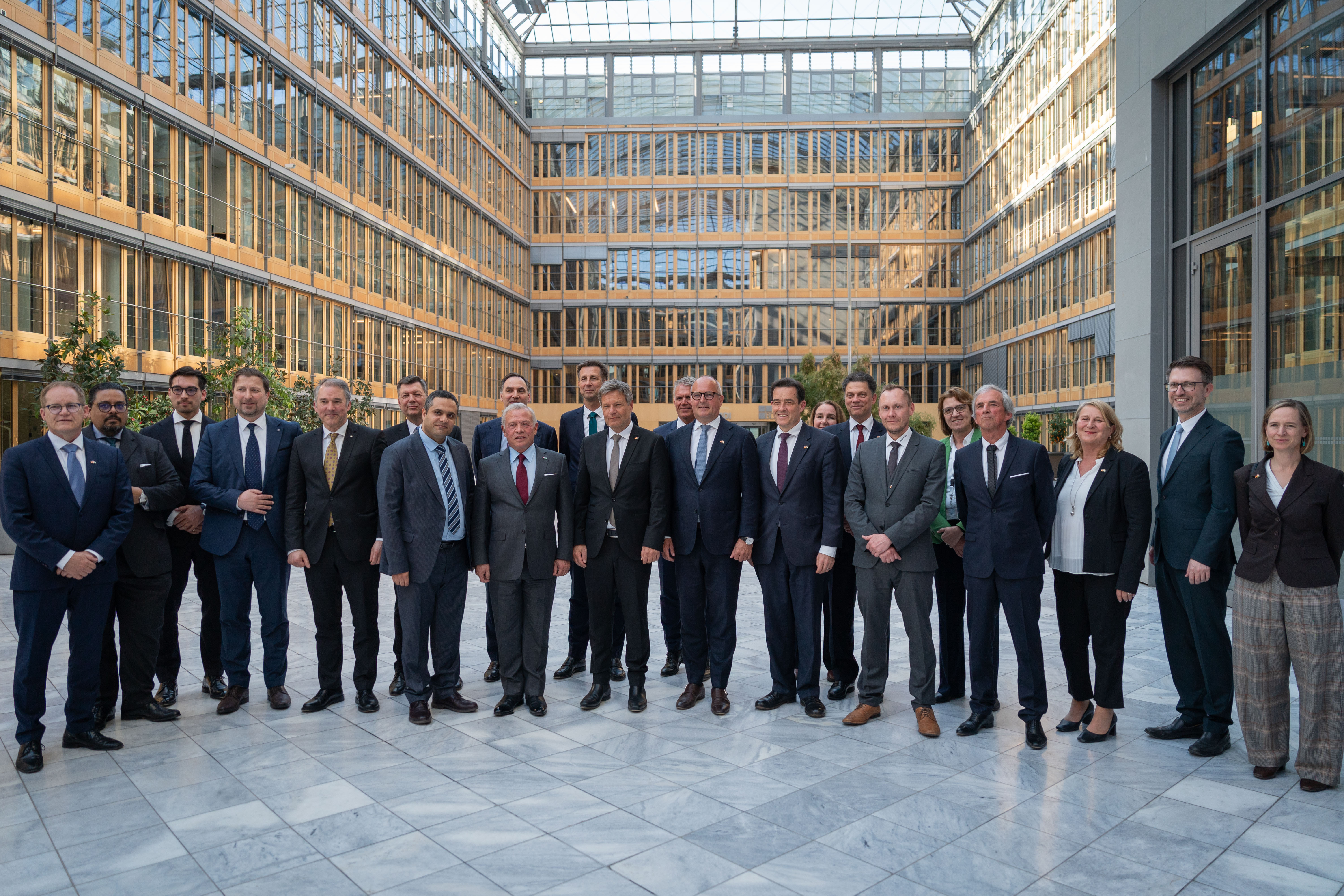 King meets representatives of German companies, economic institutions