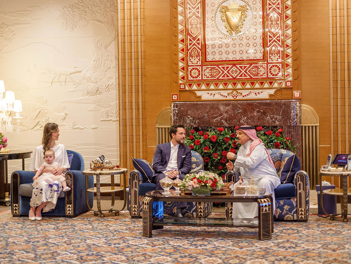 Crown Prince meets King Hamad during private visit to Bahrain