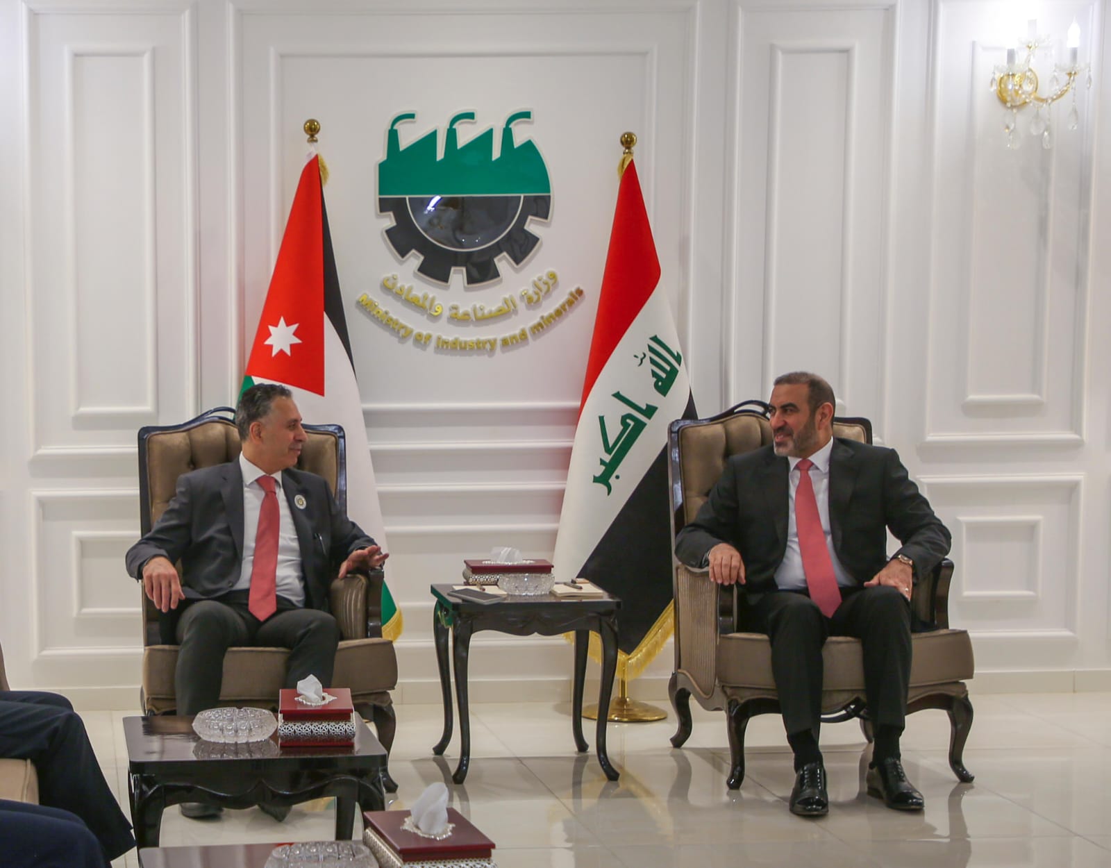 Industry Minister, Iraqi counterpart talk enhancing cooperation