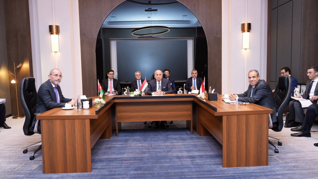 FM holds trilateral talks with Iraqi, Egyptian counterparts in Baghdad