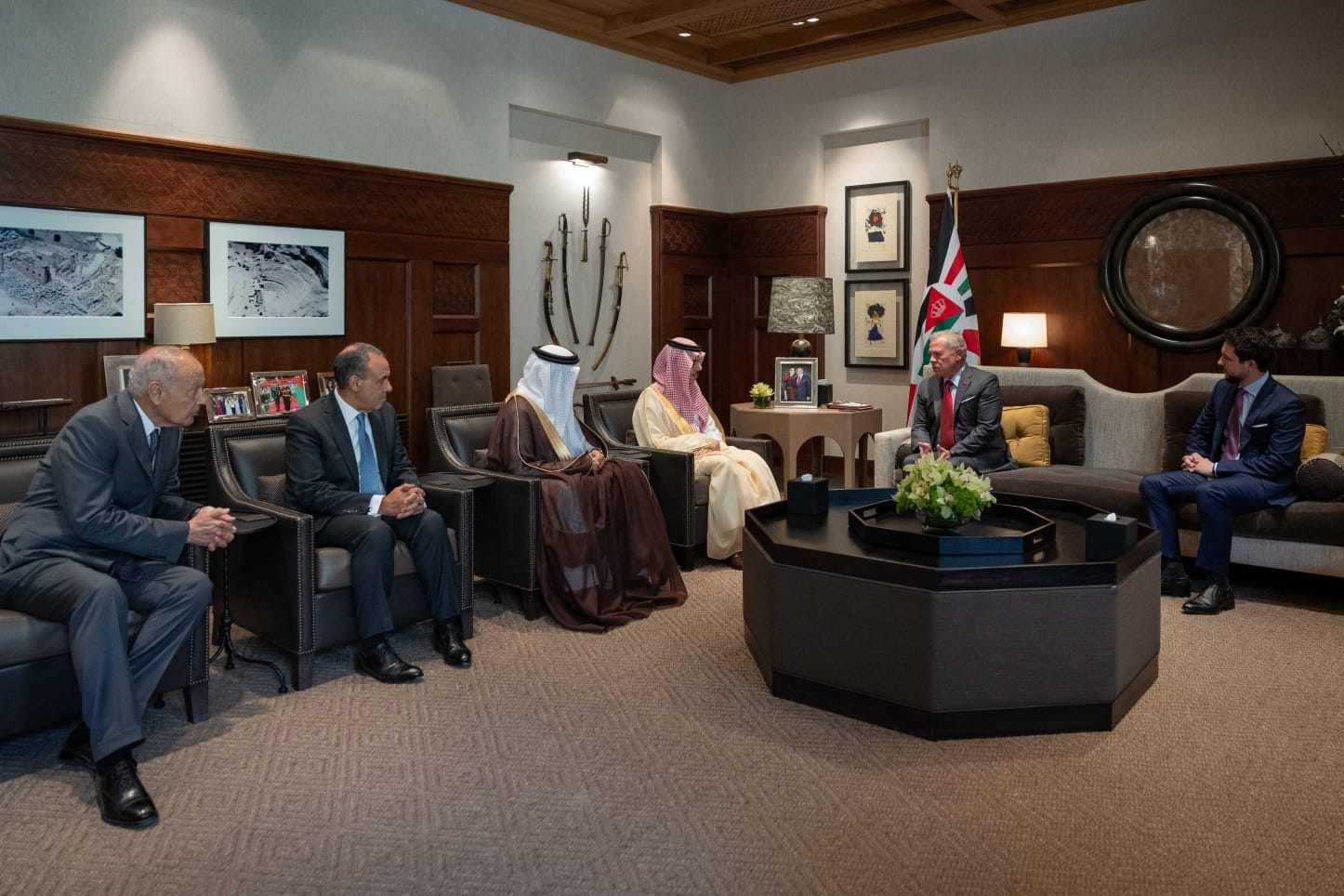 King receives delegation from Joint Arab Islamic Extraordinary Summit ministerial committee