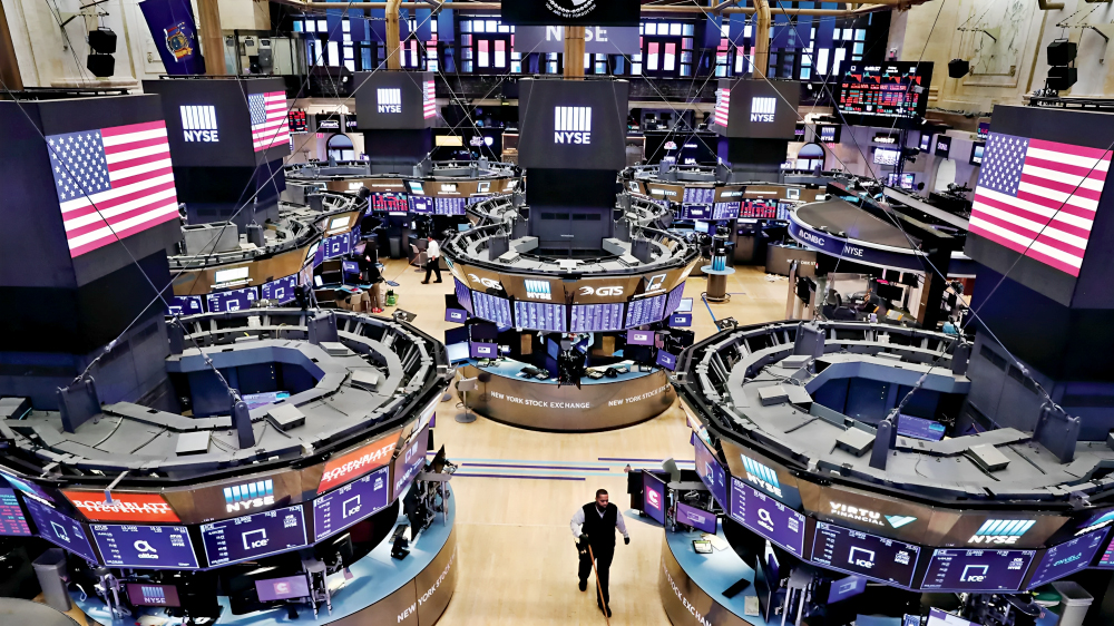 Wall Street mixed as Dow dips, Nasdaq gains; oil holds steady