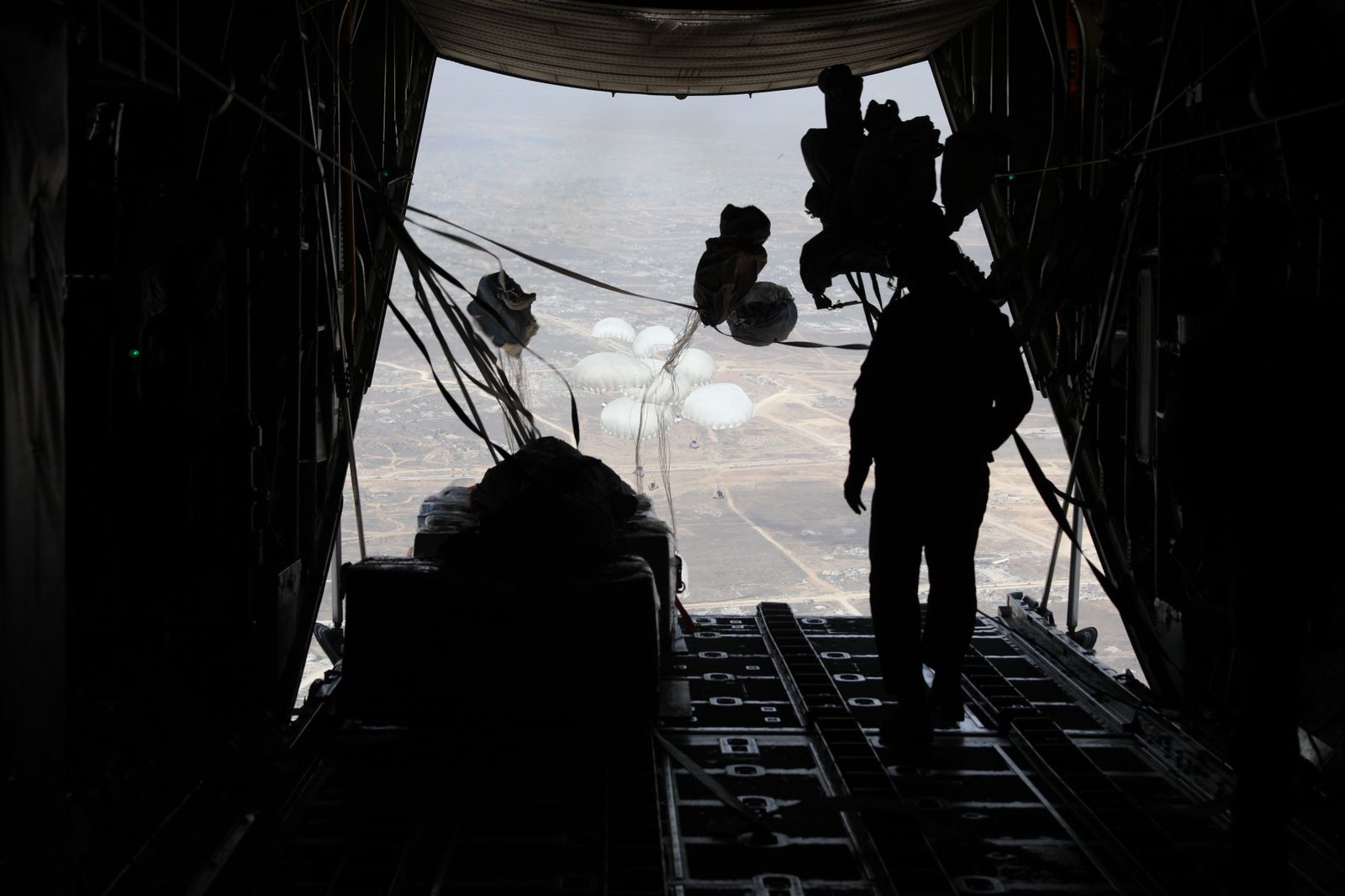 JAF conducts 2 airdrops to deliver humanitarian aid to Gaza with UAE participation