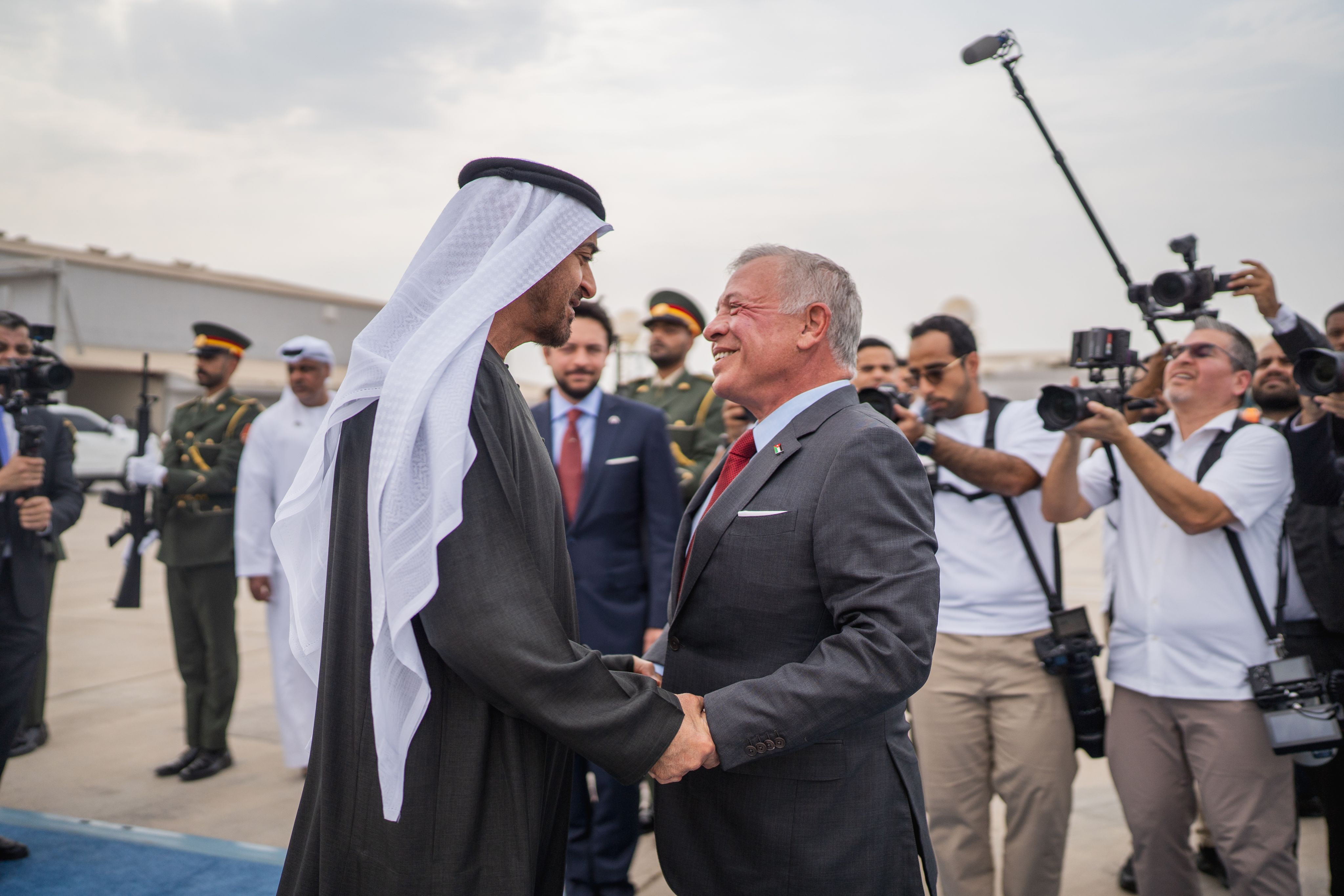 King, UAE president discuss regional developments, ties