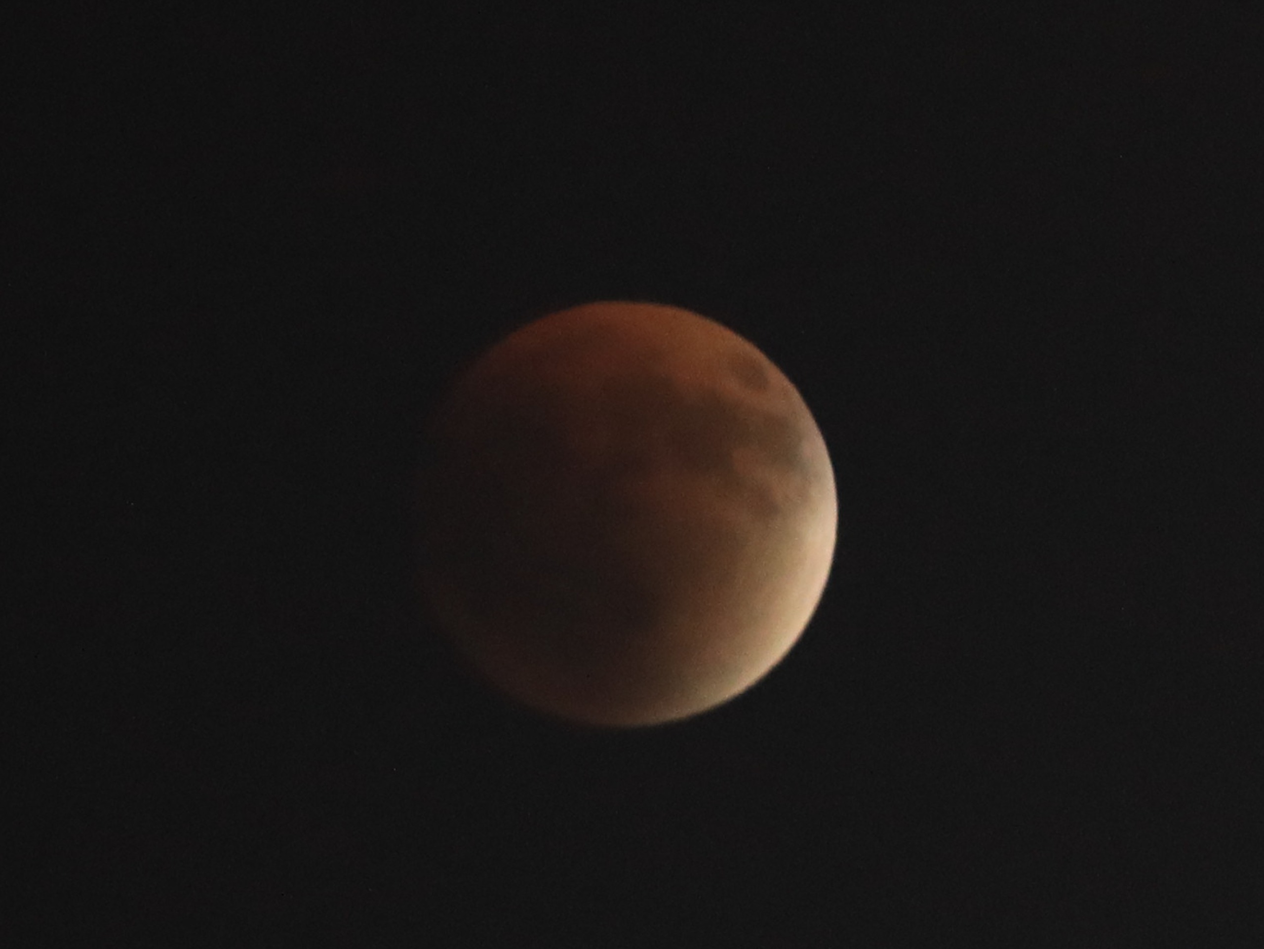 Thousands of Jordanians Witness Total Lunar Eclipse in Amman