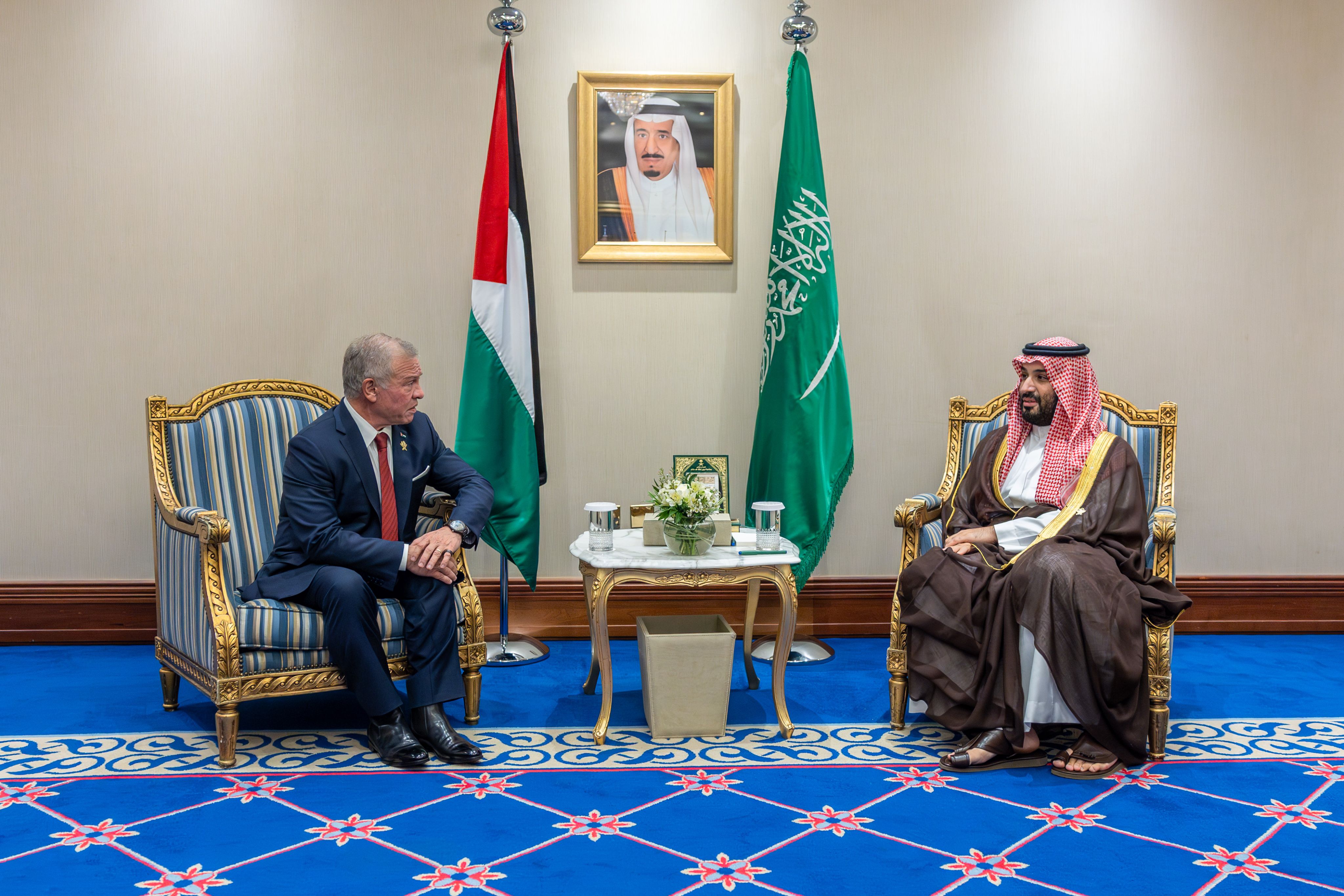 King meets with Saudi crown prince in Doha