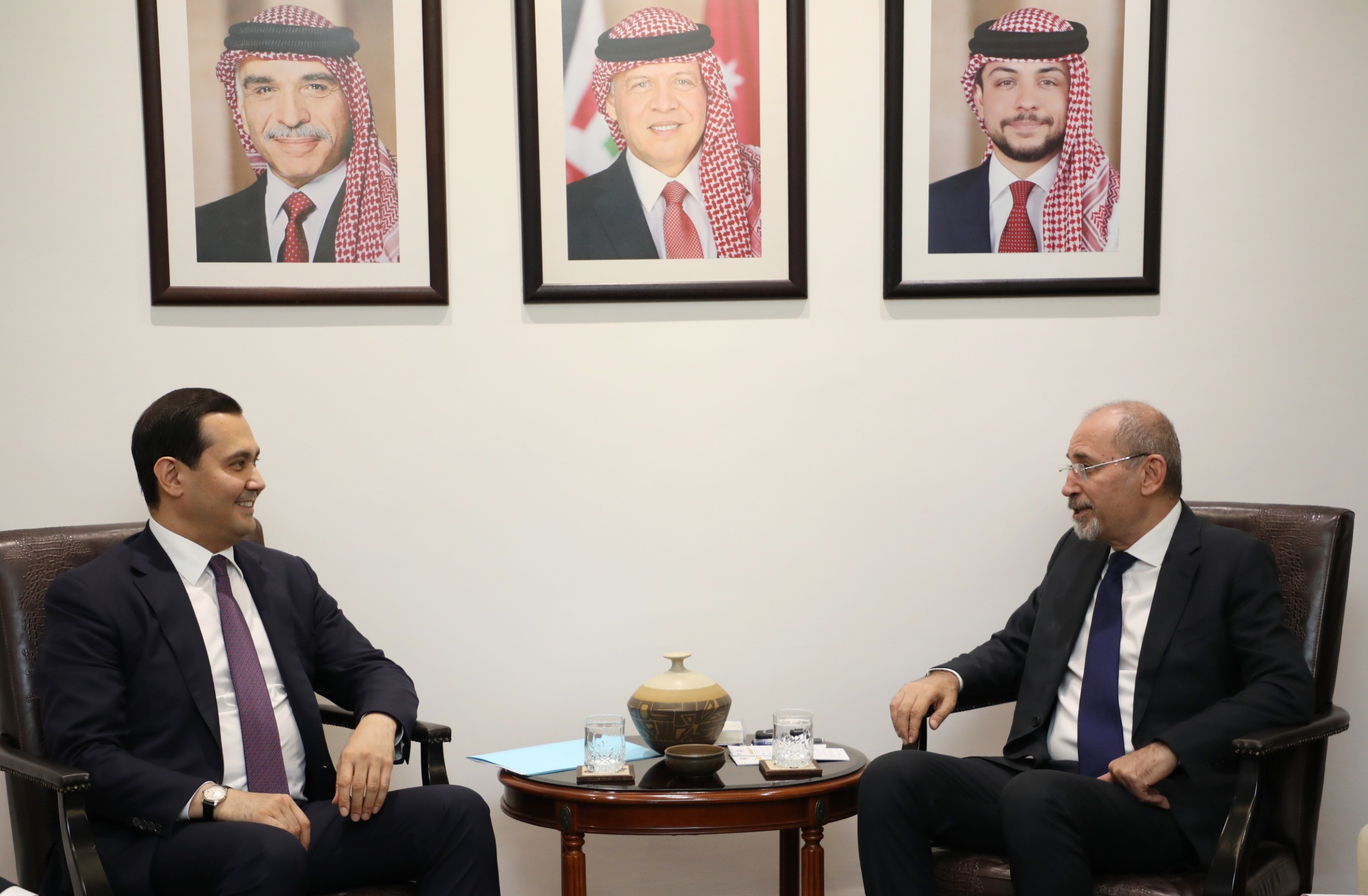 FM meets Uzbekistan presidential adviser