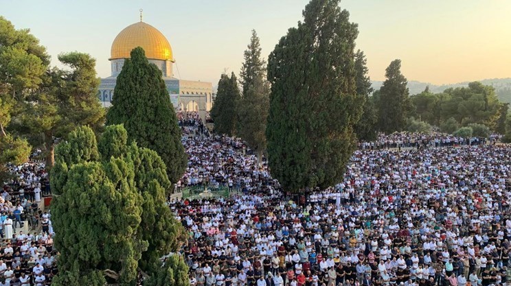 Tens of thousands perform Friday prayers at Al-Aqsa Mosque