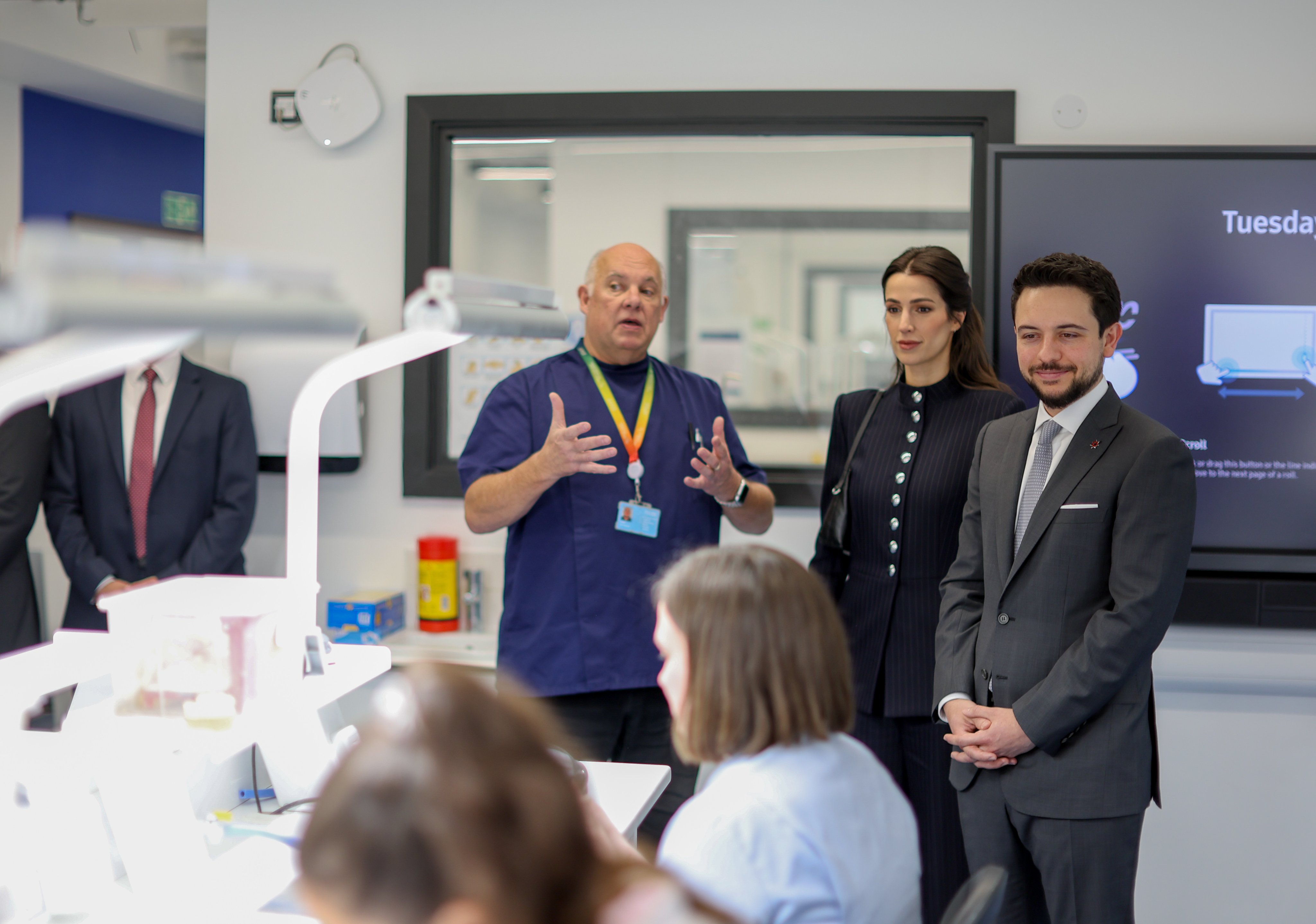 Crown Prince meets with representatives of Pearson in London