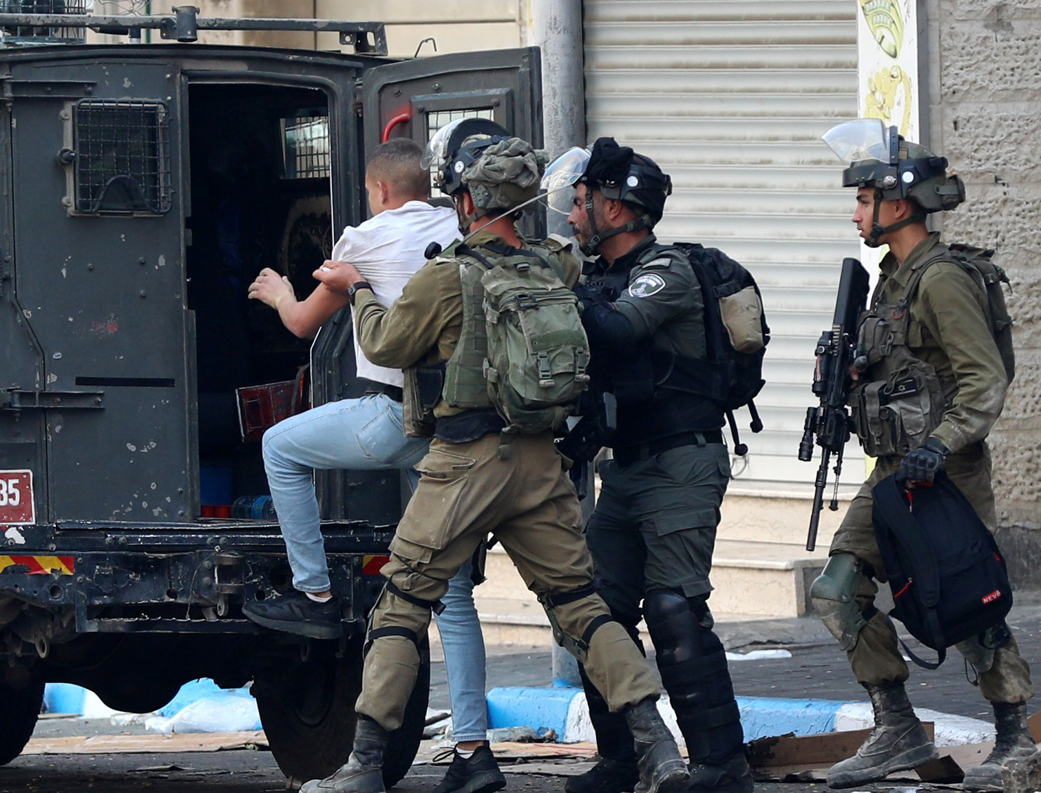 Israeli forces arrest 21 Palestinians in West Bank raids