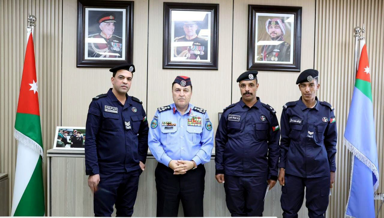 تكريم طاقم دورية انقذ سيدة وأطفالها من مركبة اشتعلت بها النيران