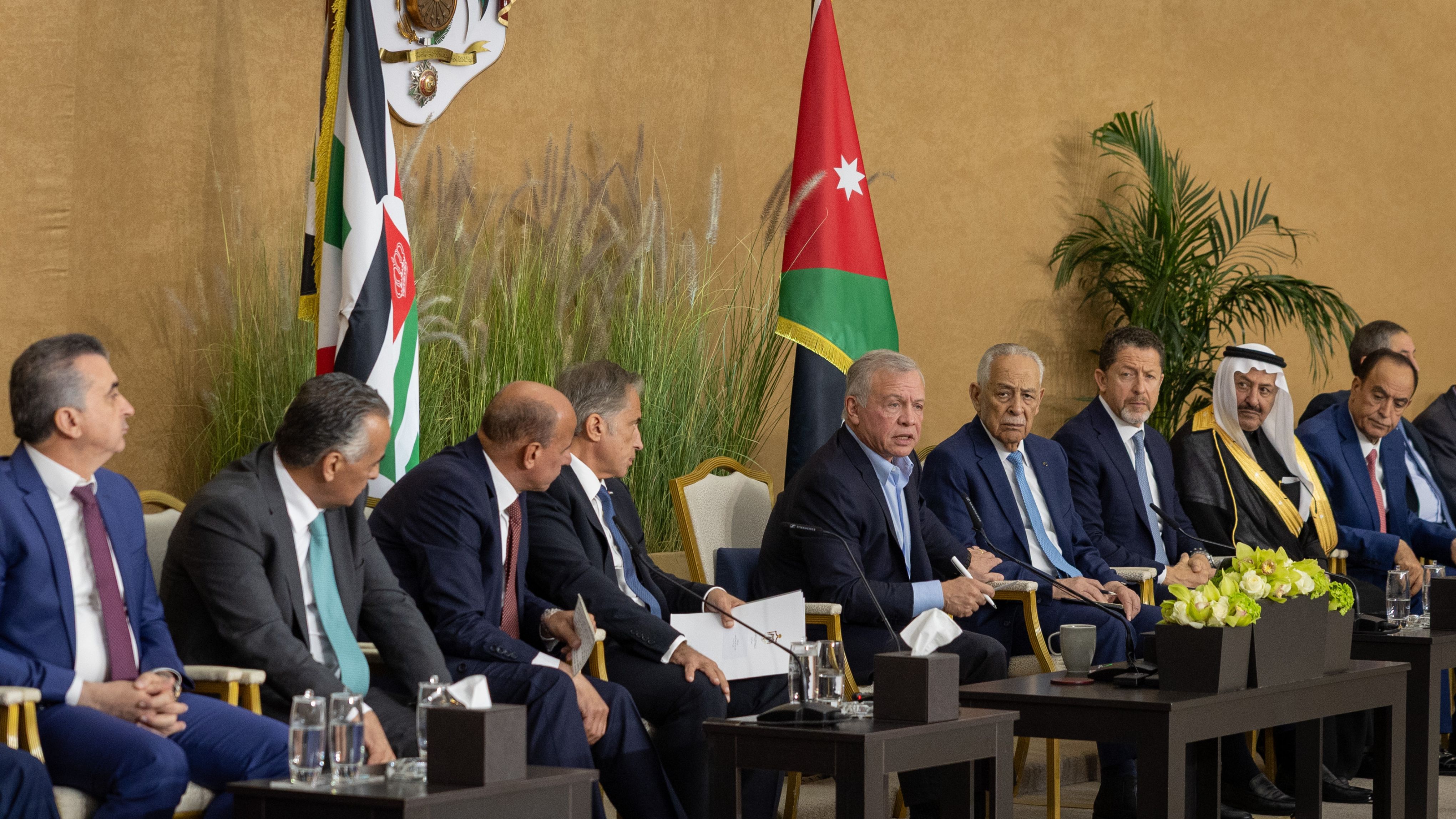 King meets with community leaders, key figures in Karak