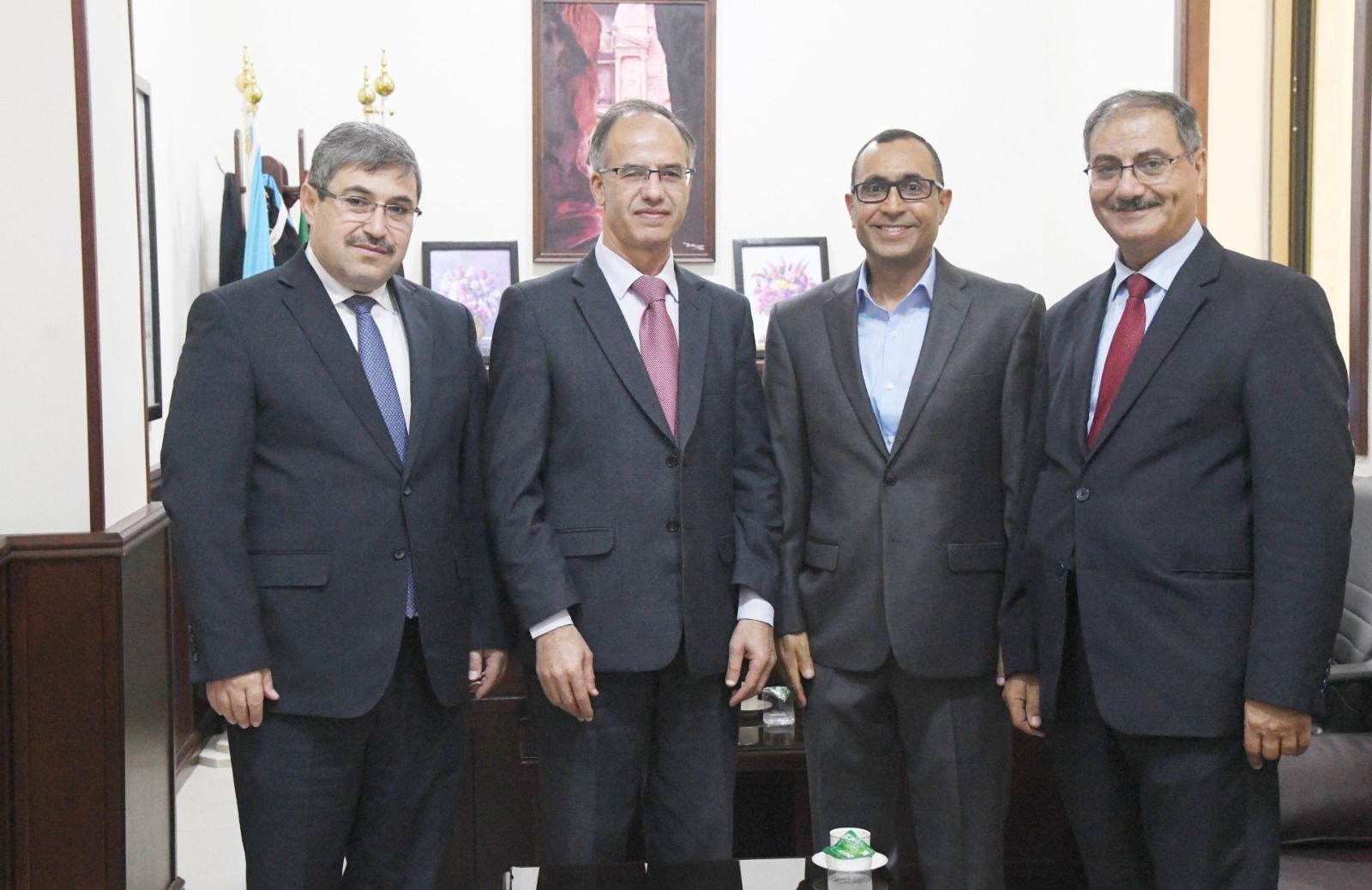 العلوم والتكنولوجيا تبحث تعزيز التعاون مع جامعة كاليفورنيا الأميركية