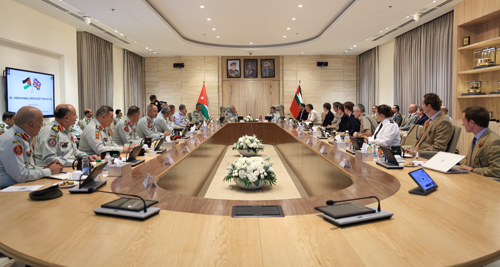 الحنيطي يستقبل المستشار العسكري البريطاني للشرق الأوسط