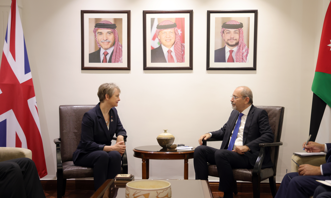 وزير الخارجية يلتقي نظيرته البريطانية