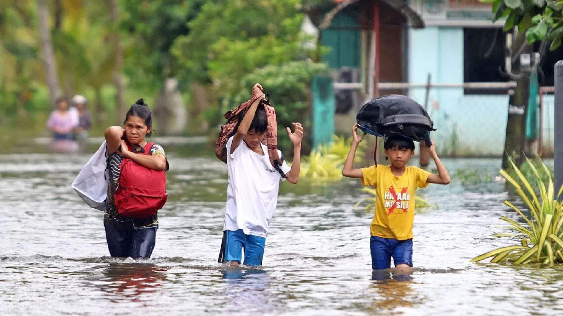 الفلبين تجلي 100 ألف شخص مع اشتداد قوة الإعصار "فونج وونج"