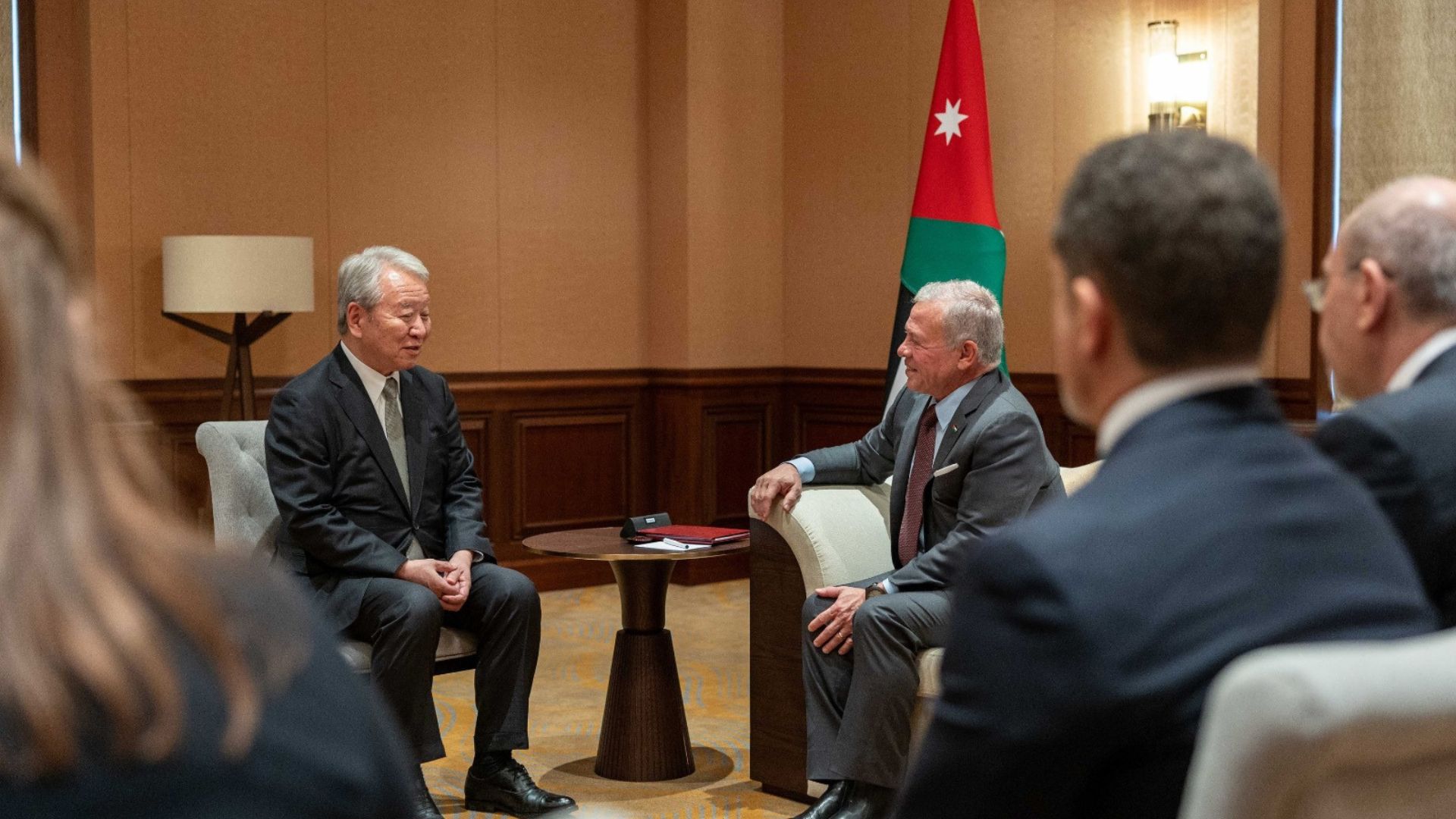 King meets with JICA president in Tokyo