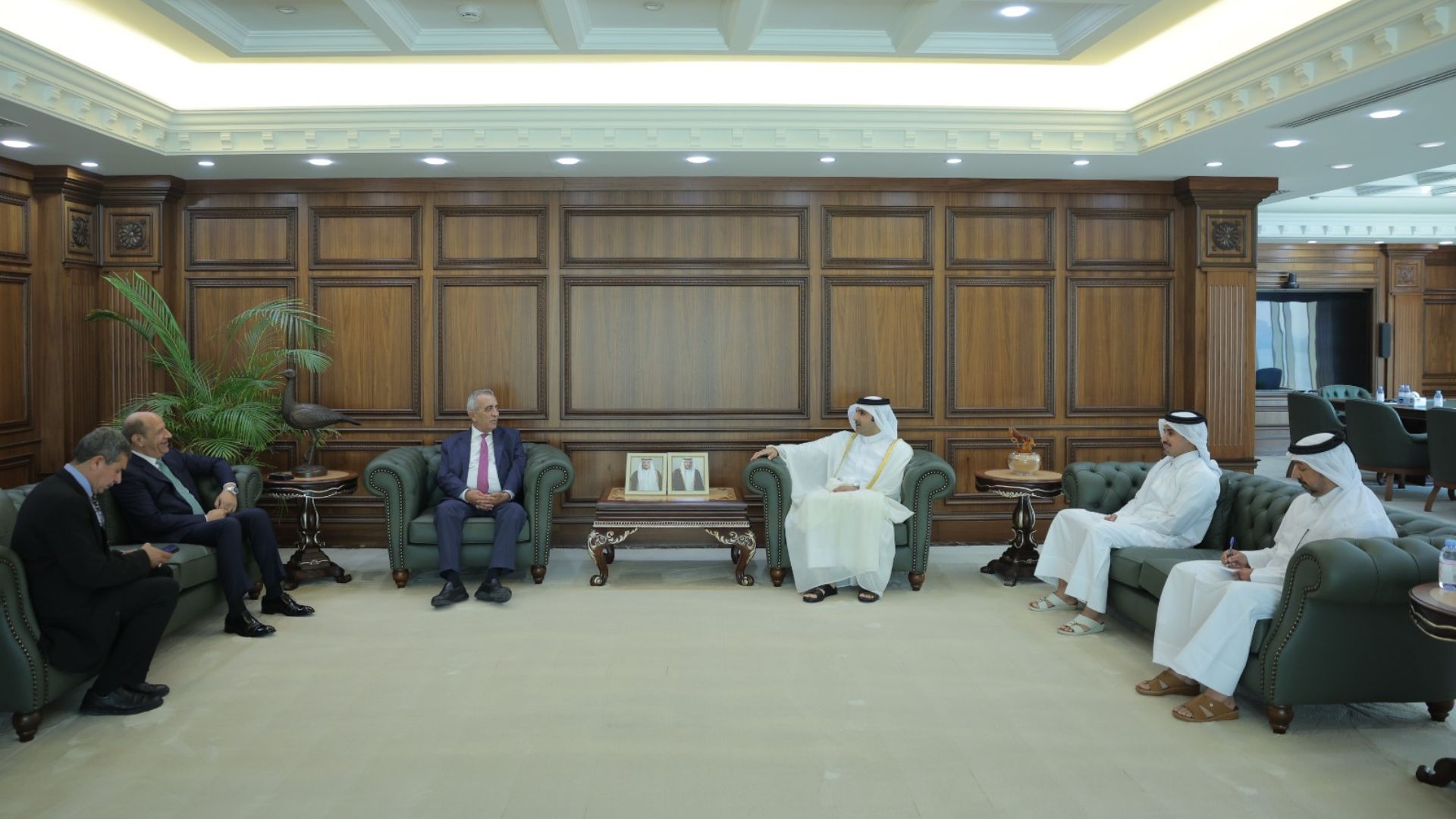 وزير الثقافة يلتقي في الدوحة نظيره القطري