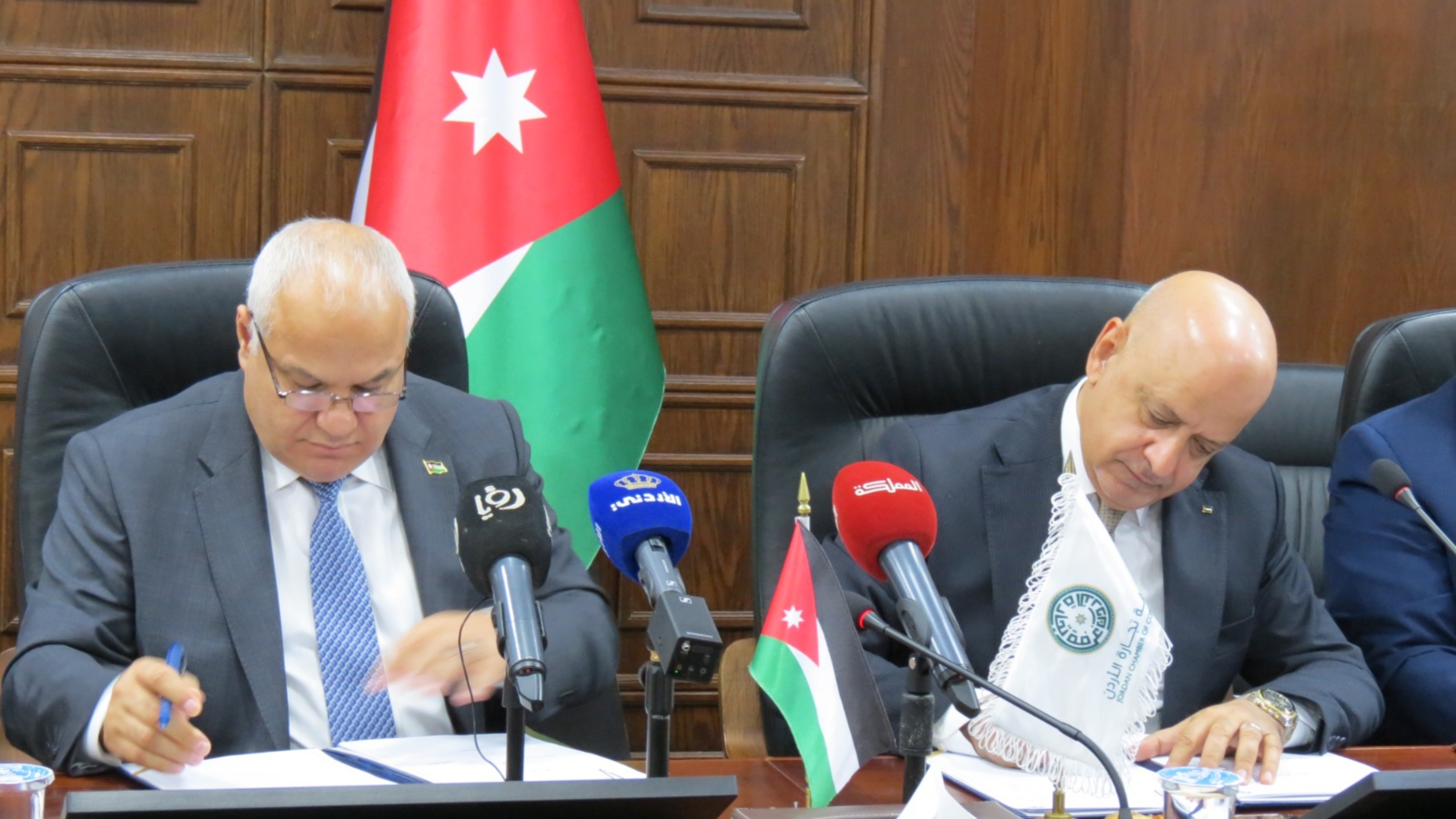 تعاون بين "العمل" و"تجارة الأردن" لتوفير عمالة غير أردنية للقطاع التجاري مقابل تشغيل أردنيين