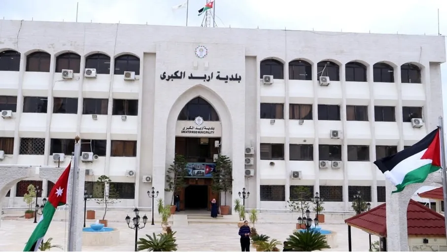 بلدية إربد تُعدّل حركة السير في جزء من شارع الرشيد إلى اتجاه واحد