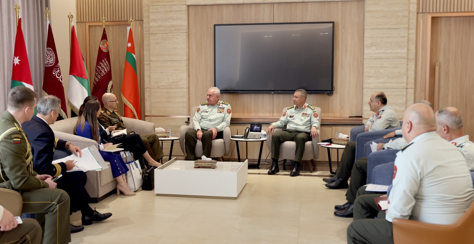 رئيس هيئة الأركان يستقبل المدير العام للجنة العسكرية في قيادة حلف الناتو