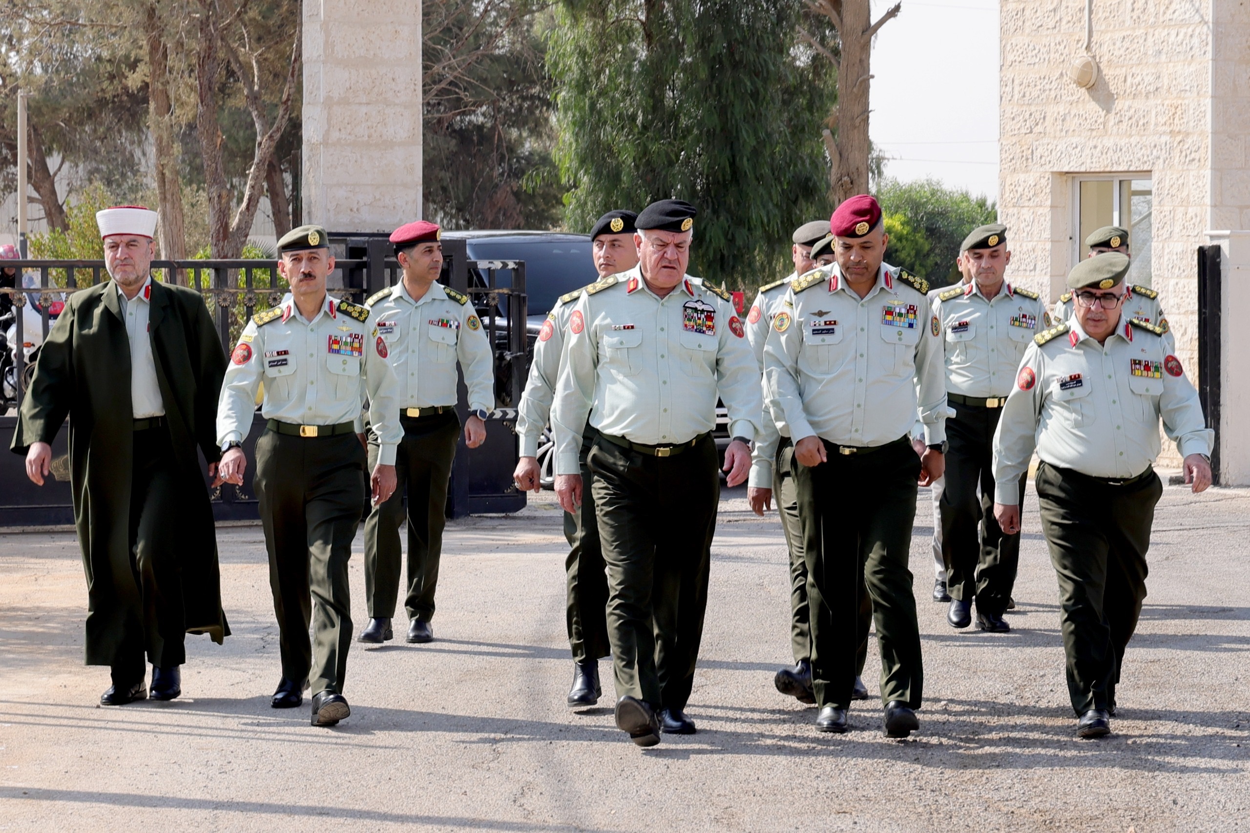 رئيس هيئة الأركان يزور مديرية أمن وحماية المطارات ويفتتح عدداً من المباني