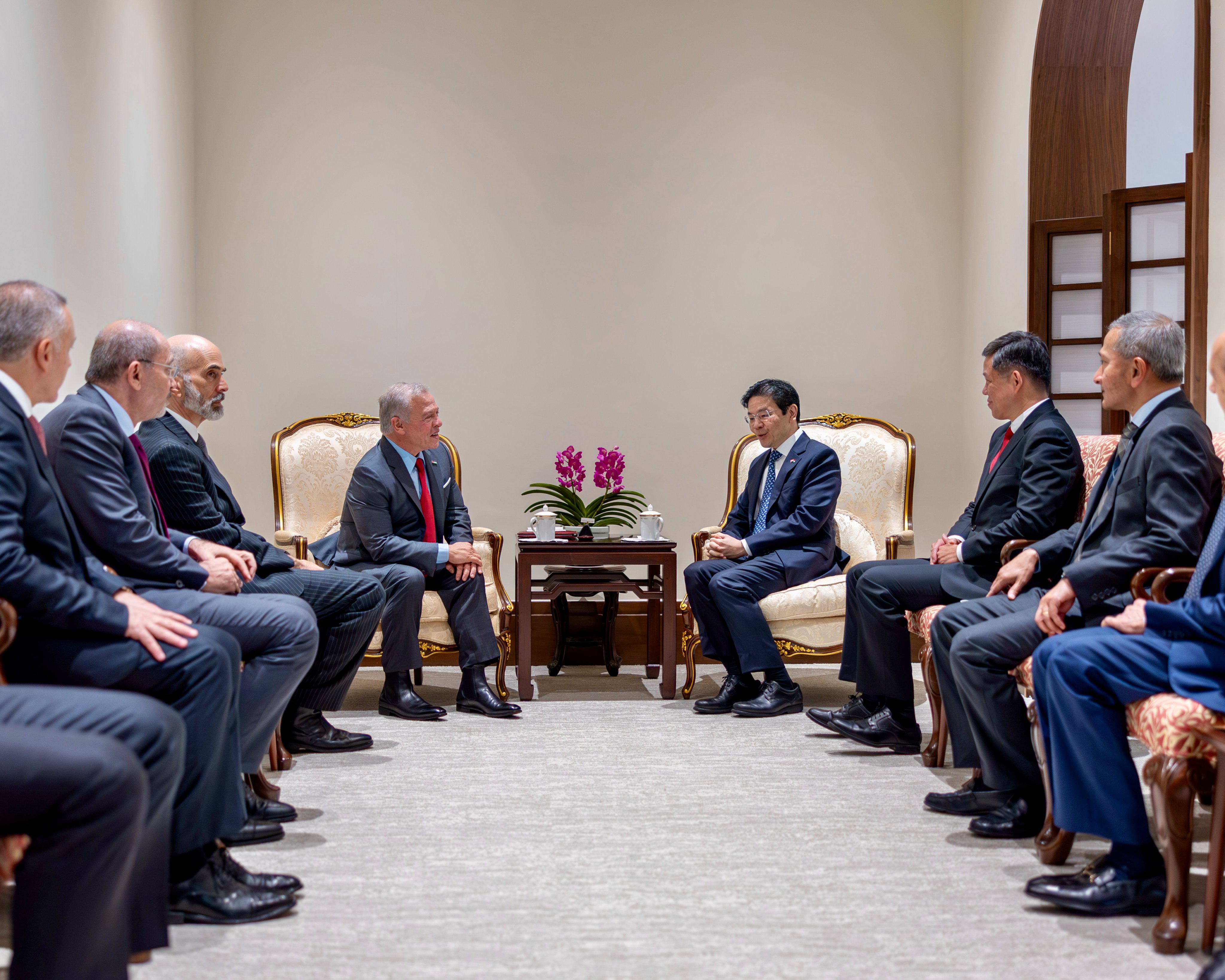 King meets with Singapore prime minister, finance minister