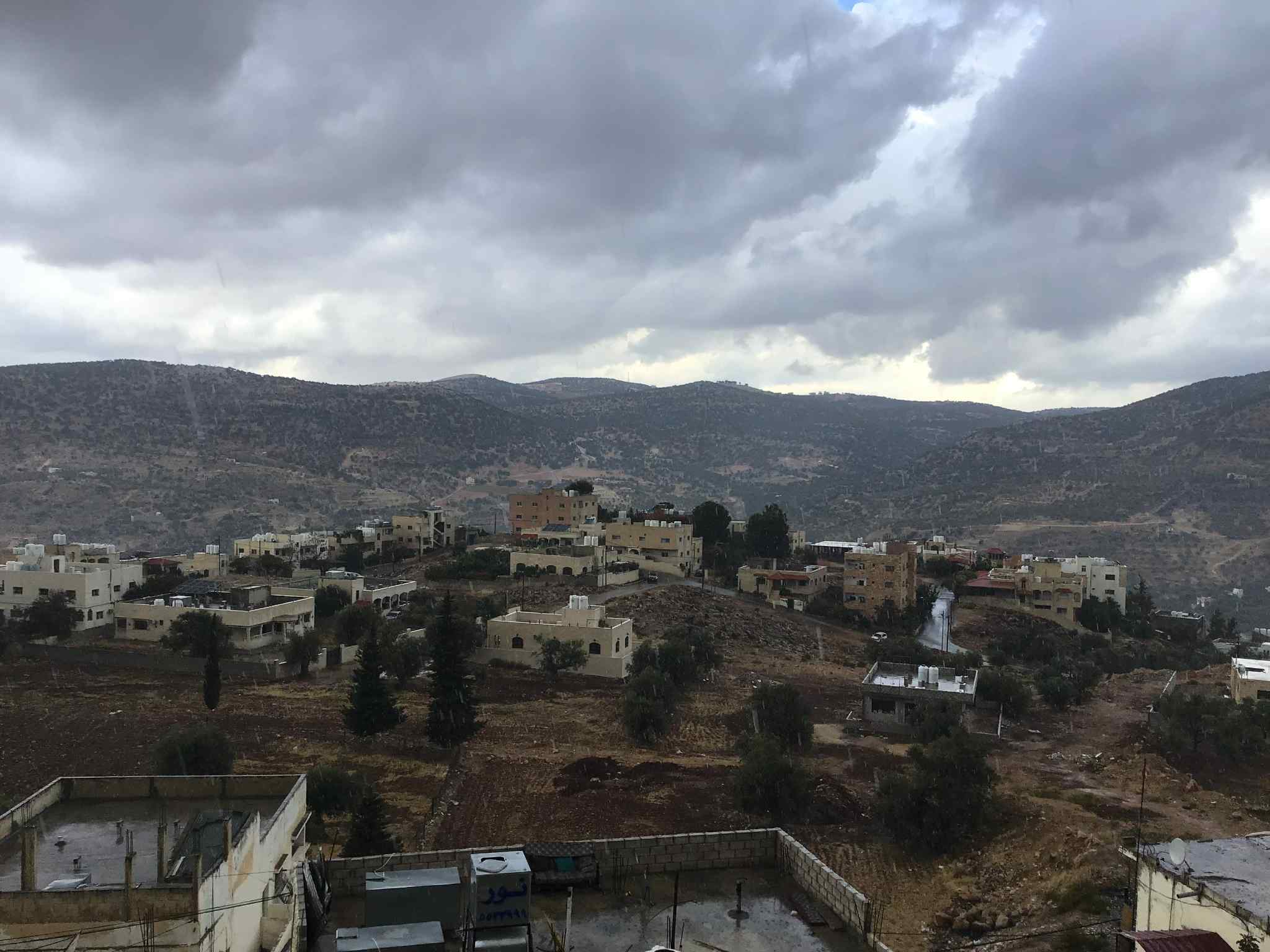 تساقط غزير للأمطار والبرد في عجلون والجهات المعنية ترفع جاهزيتها